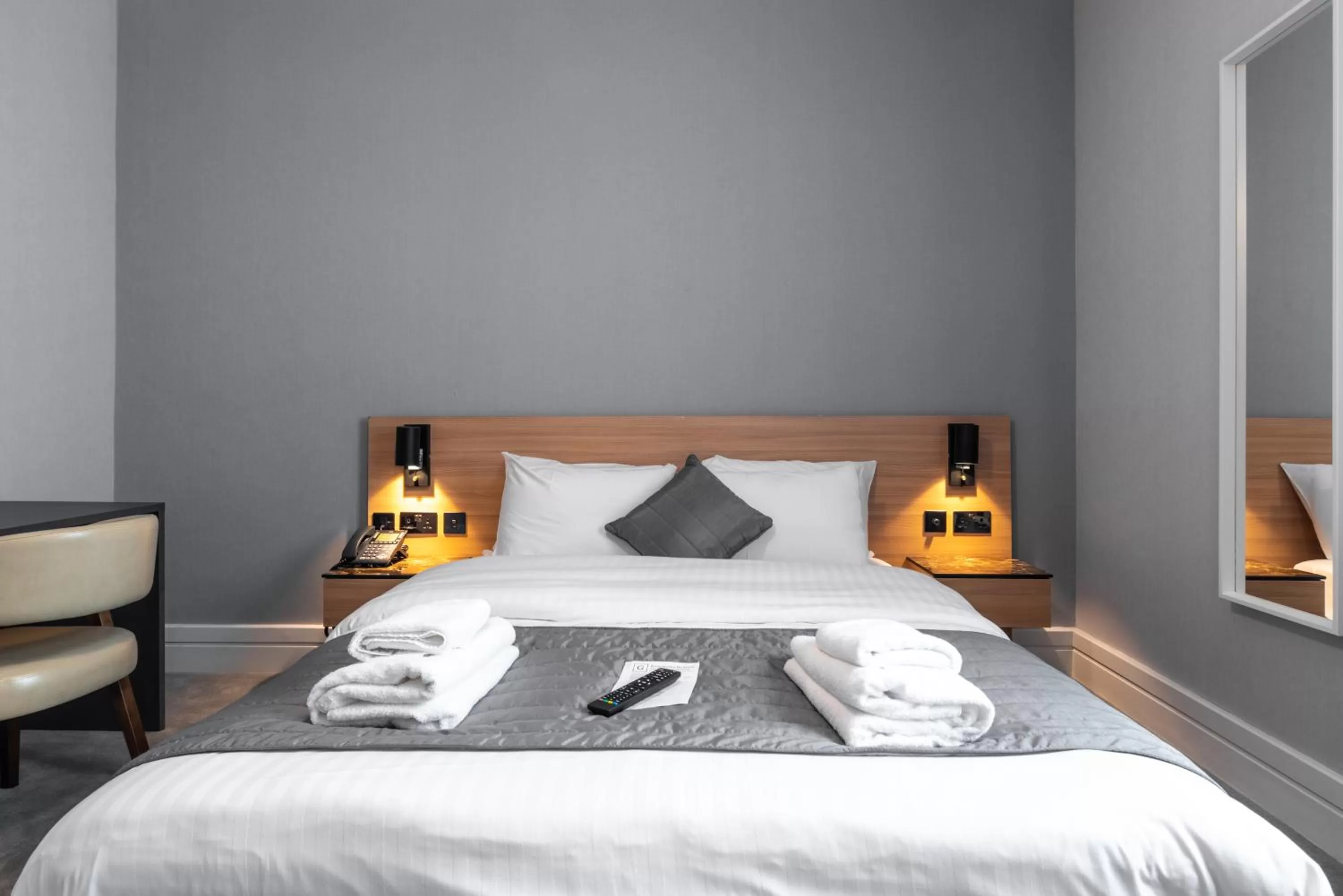 Bedroom, Bed in Gainsborough Hotel