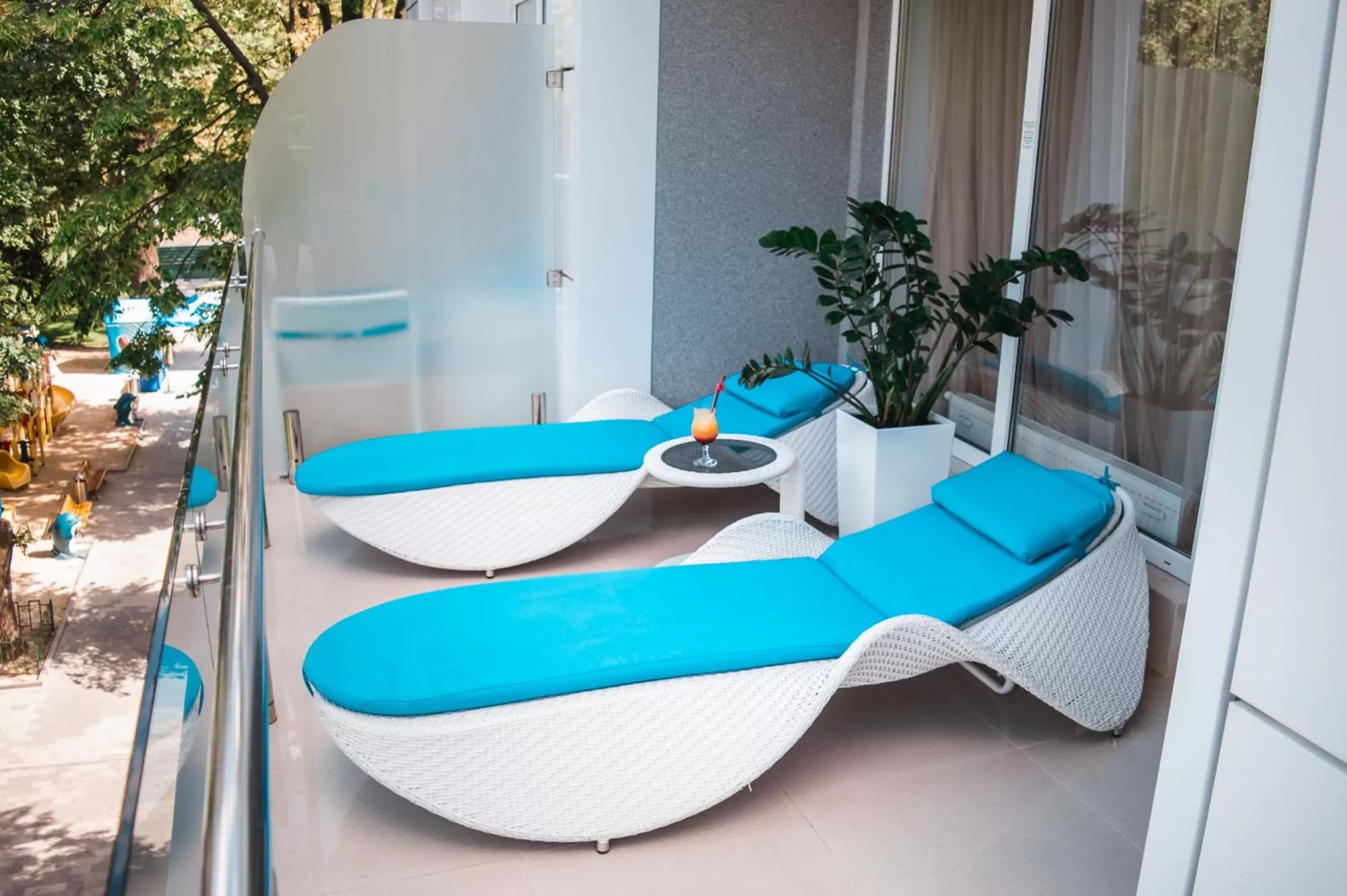 Garden in Hotel & Spa NEMO with dolphins