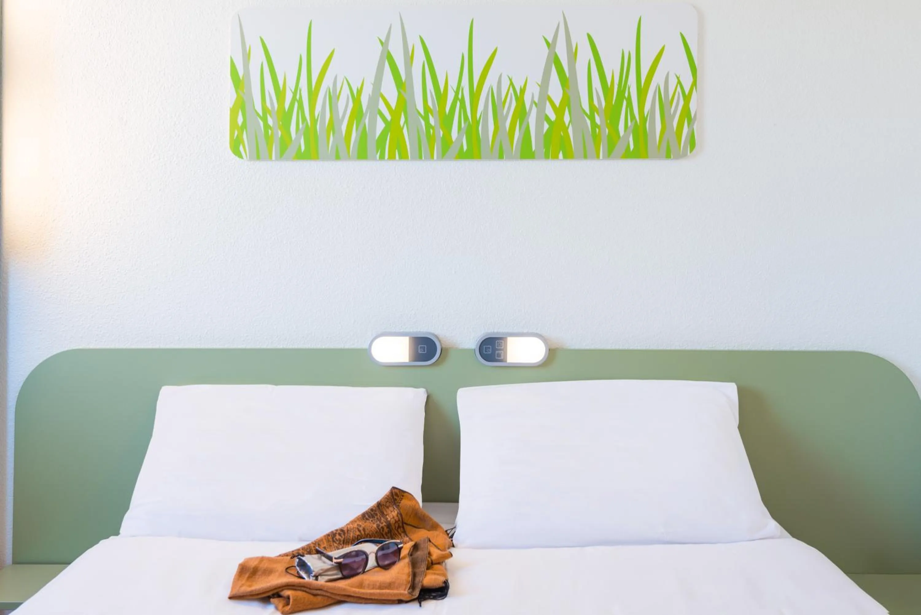 Decorative detail, Bed in Ibis Budget Vélizy