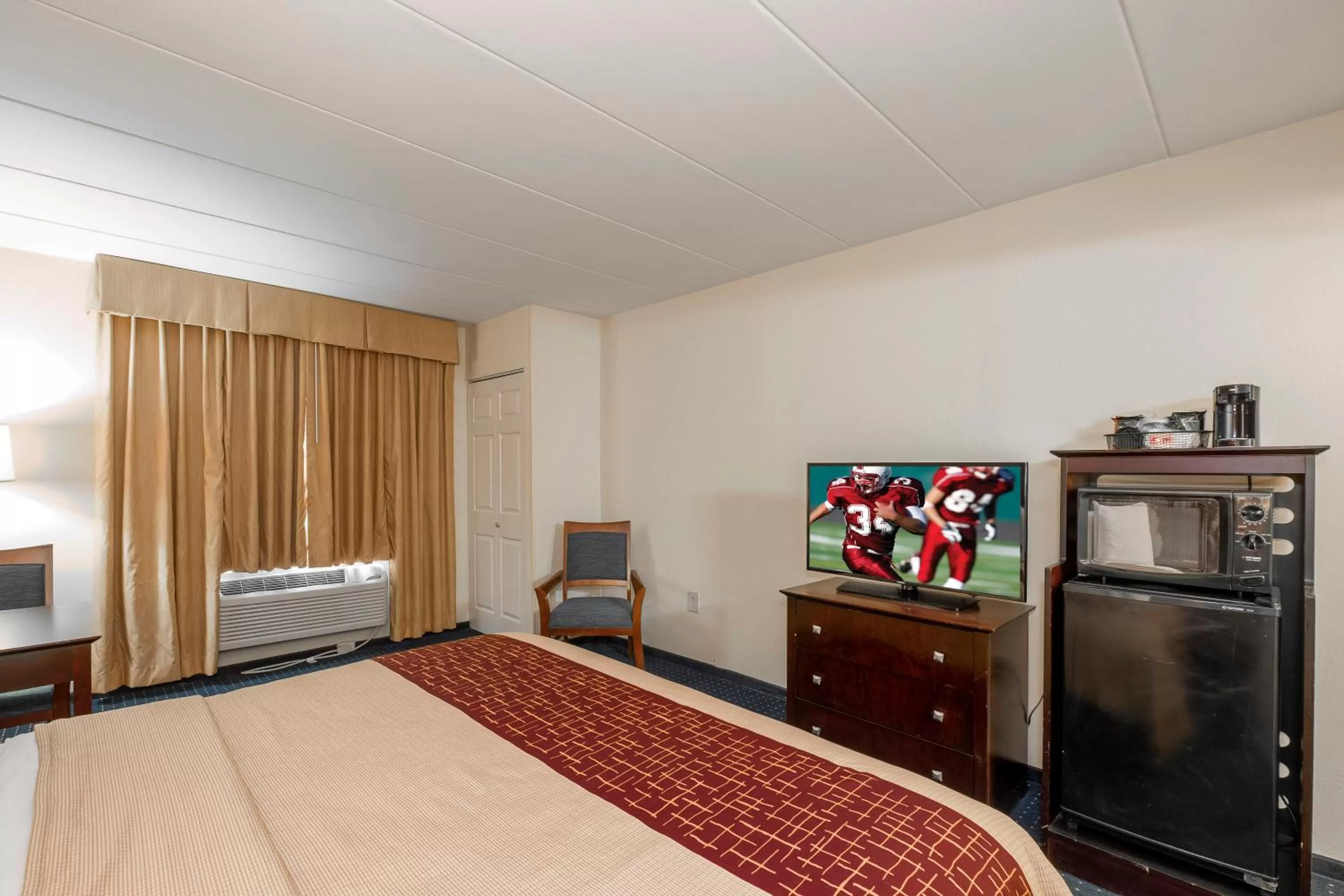 Bedroom, Bed in Red Roof Inn Annapolis