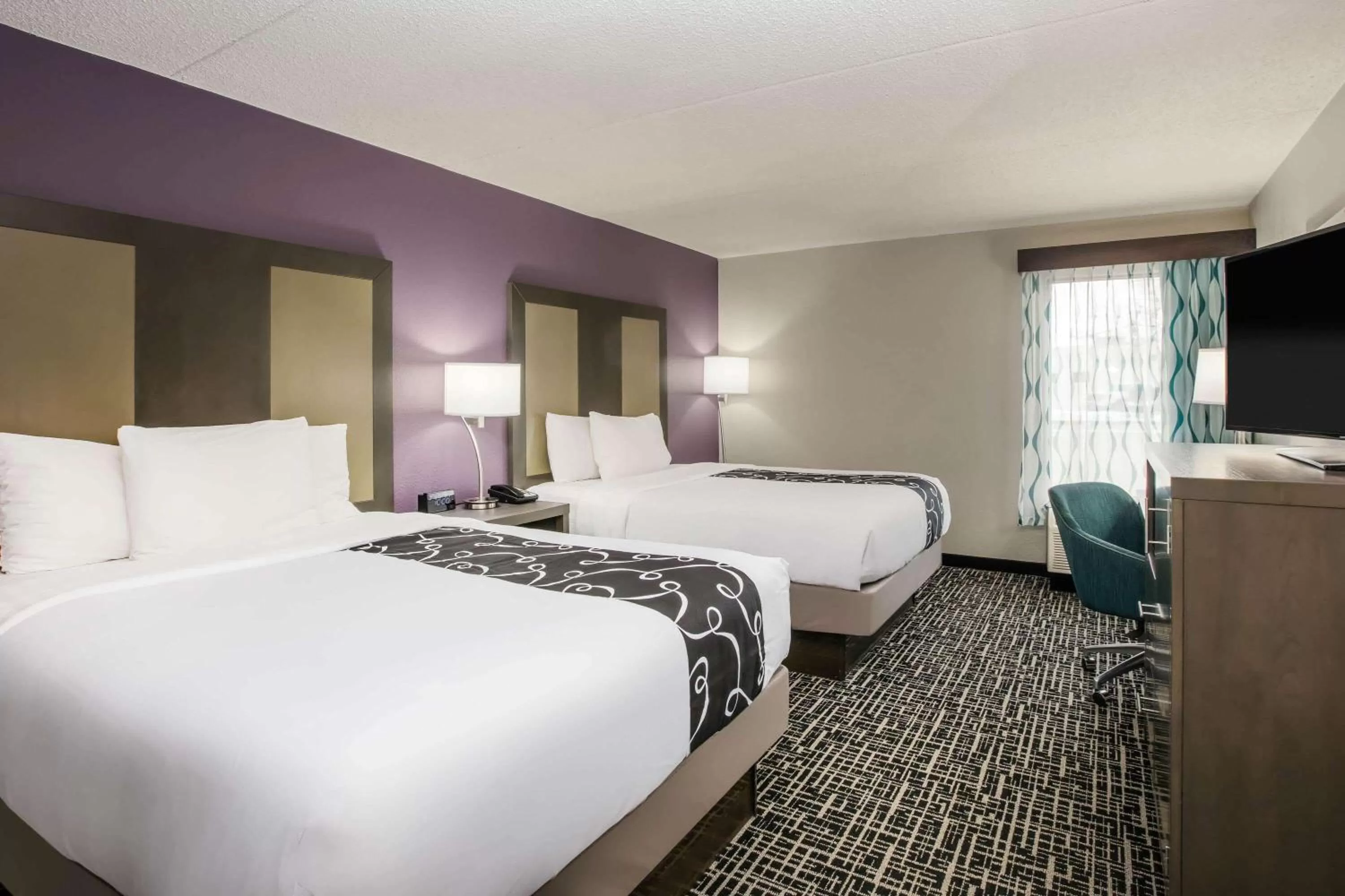 Photo of the whole room, Bed in La Quinta Inn by Wyndham Davenport & Conference Center