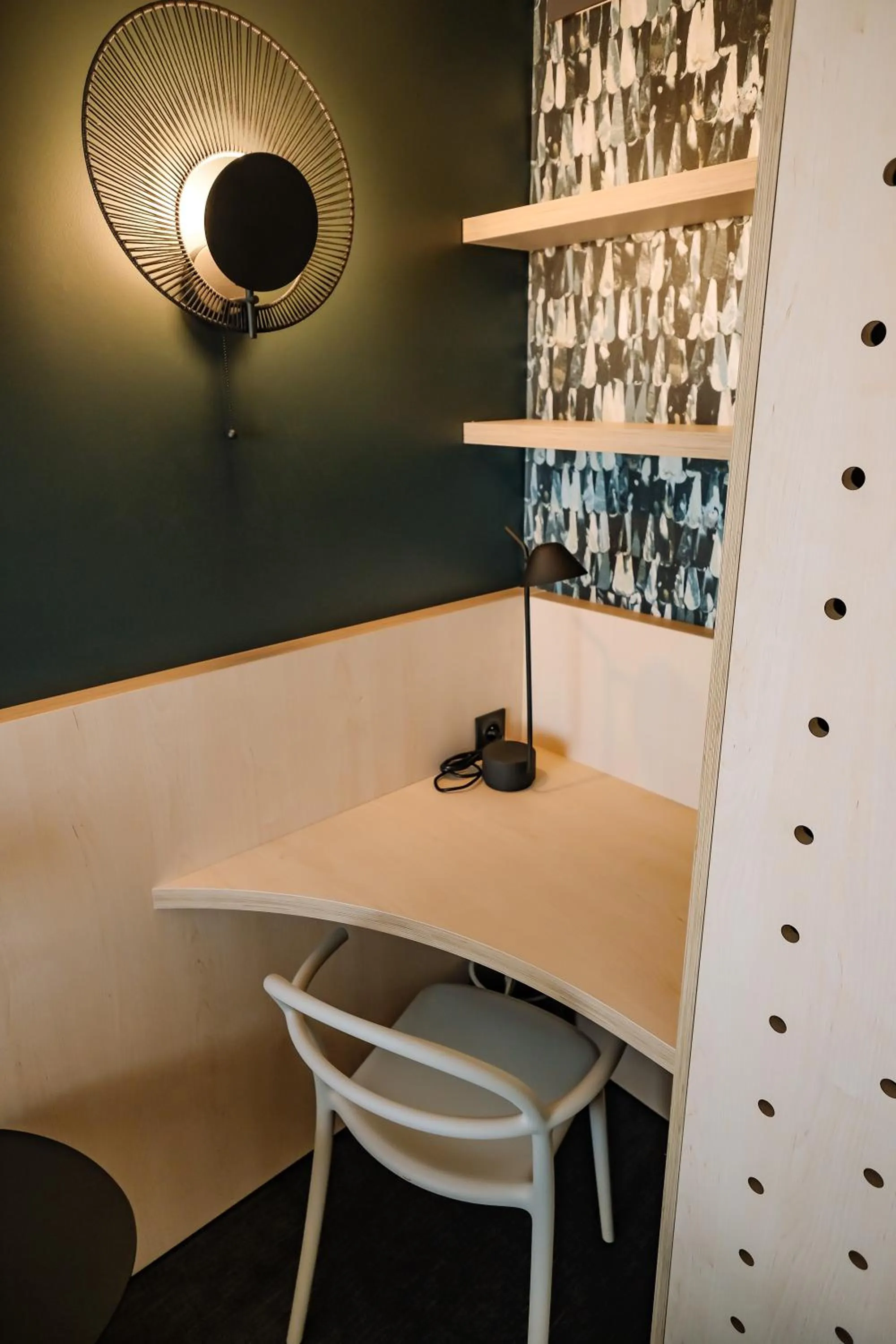 Seating area in ibis Styles Bordeaux Lac Bruges