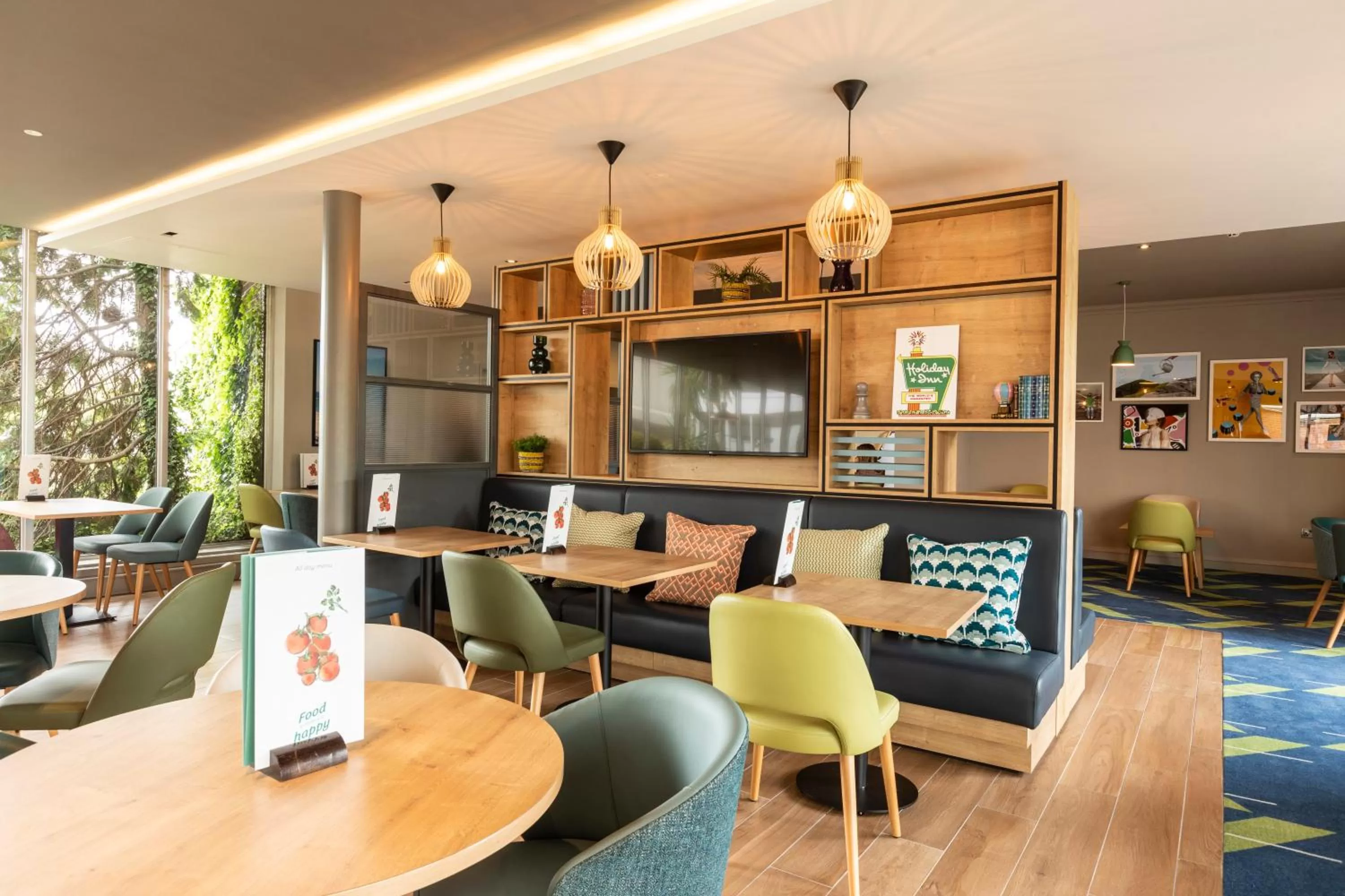 Lounge or bar in Holiday Inn Basildon by IHG