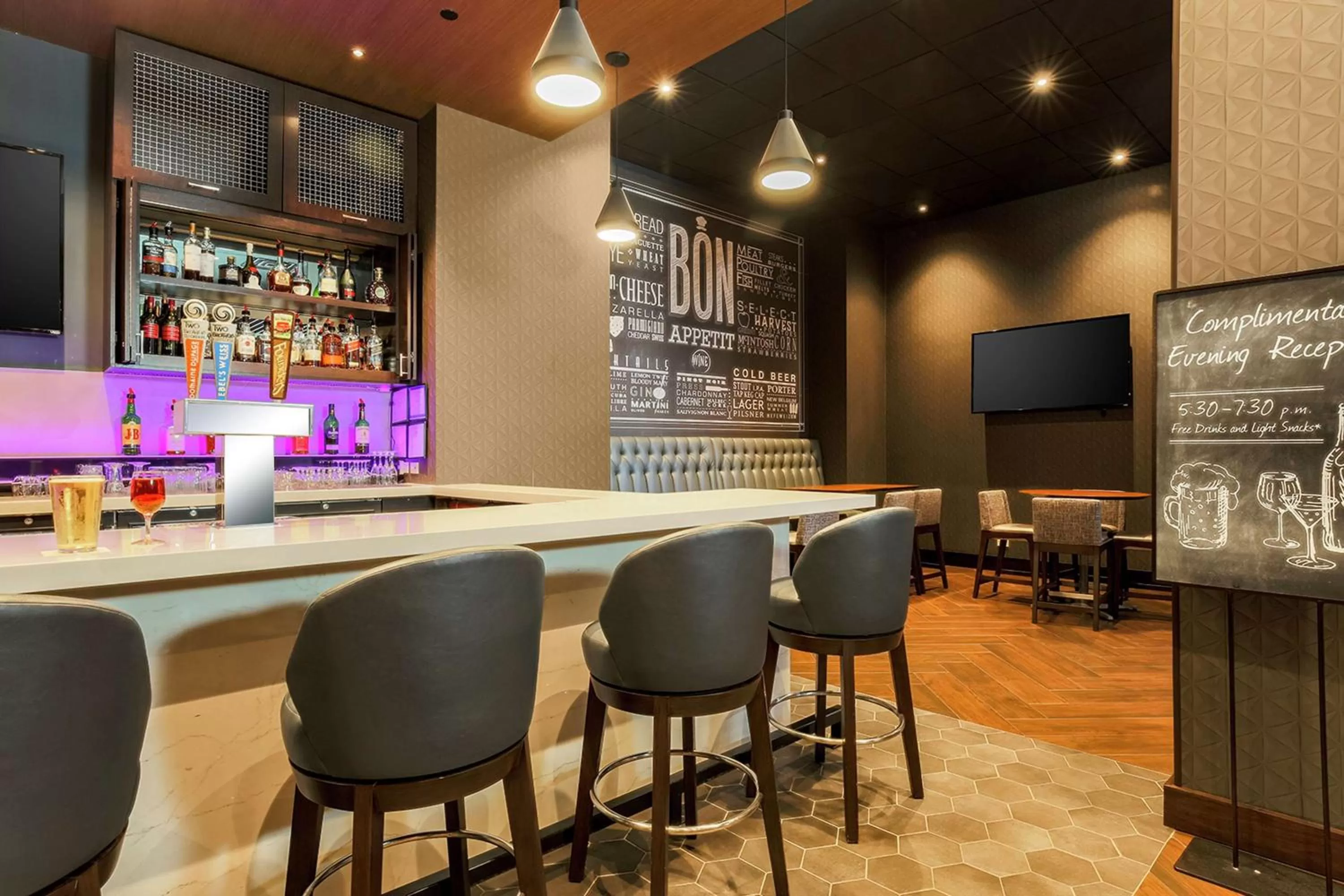Lounge or bar in Embassy Suites by Hilton Chicago Lombard