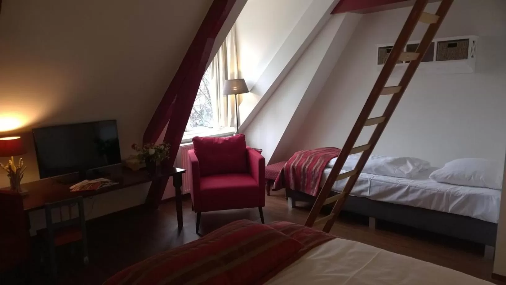 Seating area, Bed in Amsterdam House Hotel