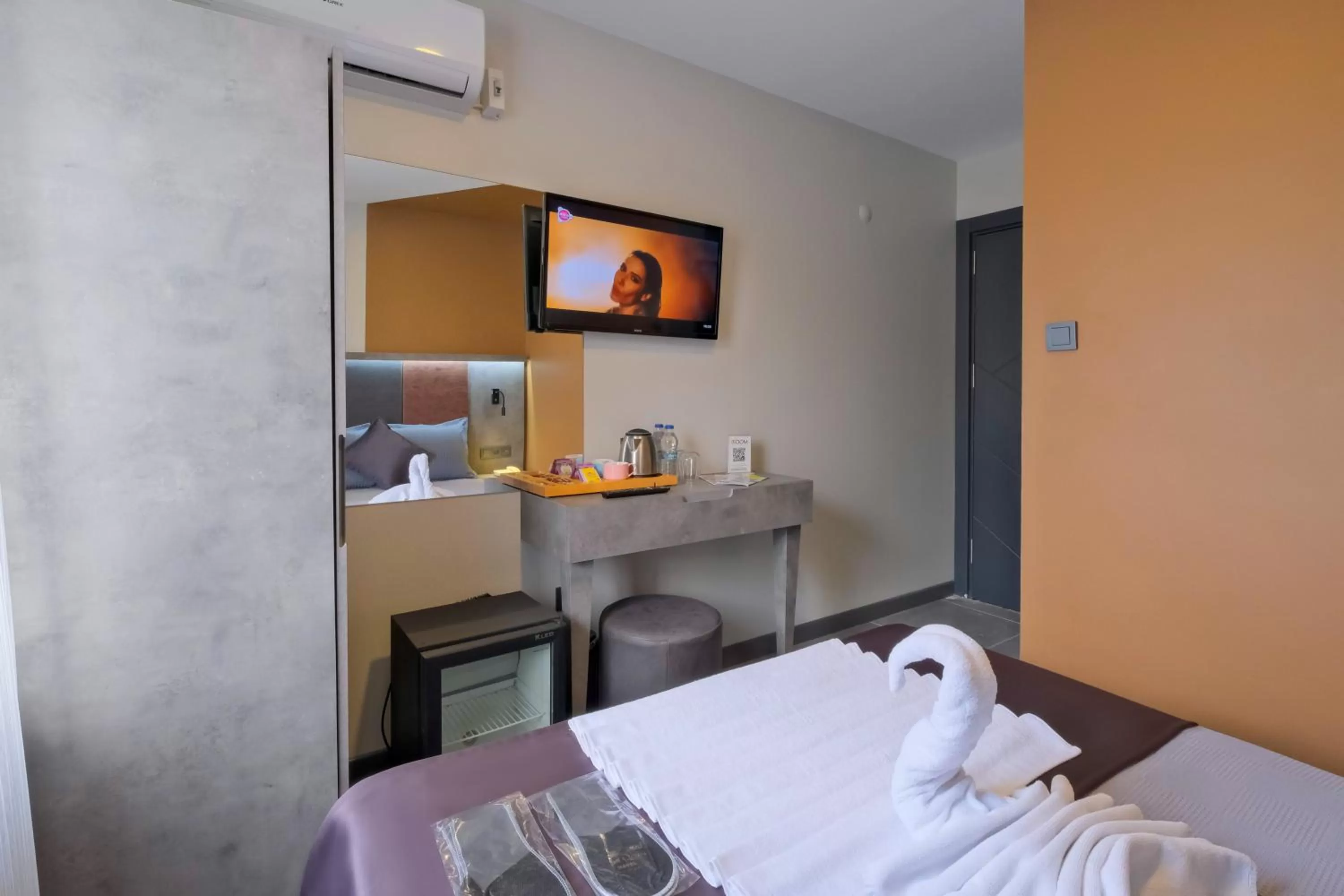 Photo of the whole room, Bed in The Queen Hotel