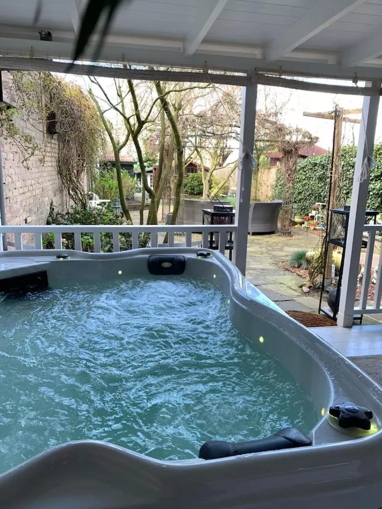 Hot Tub in B&B Bed & Sauna