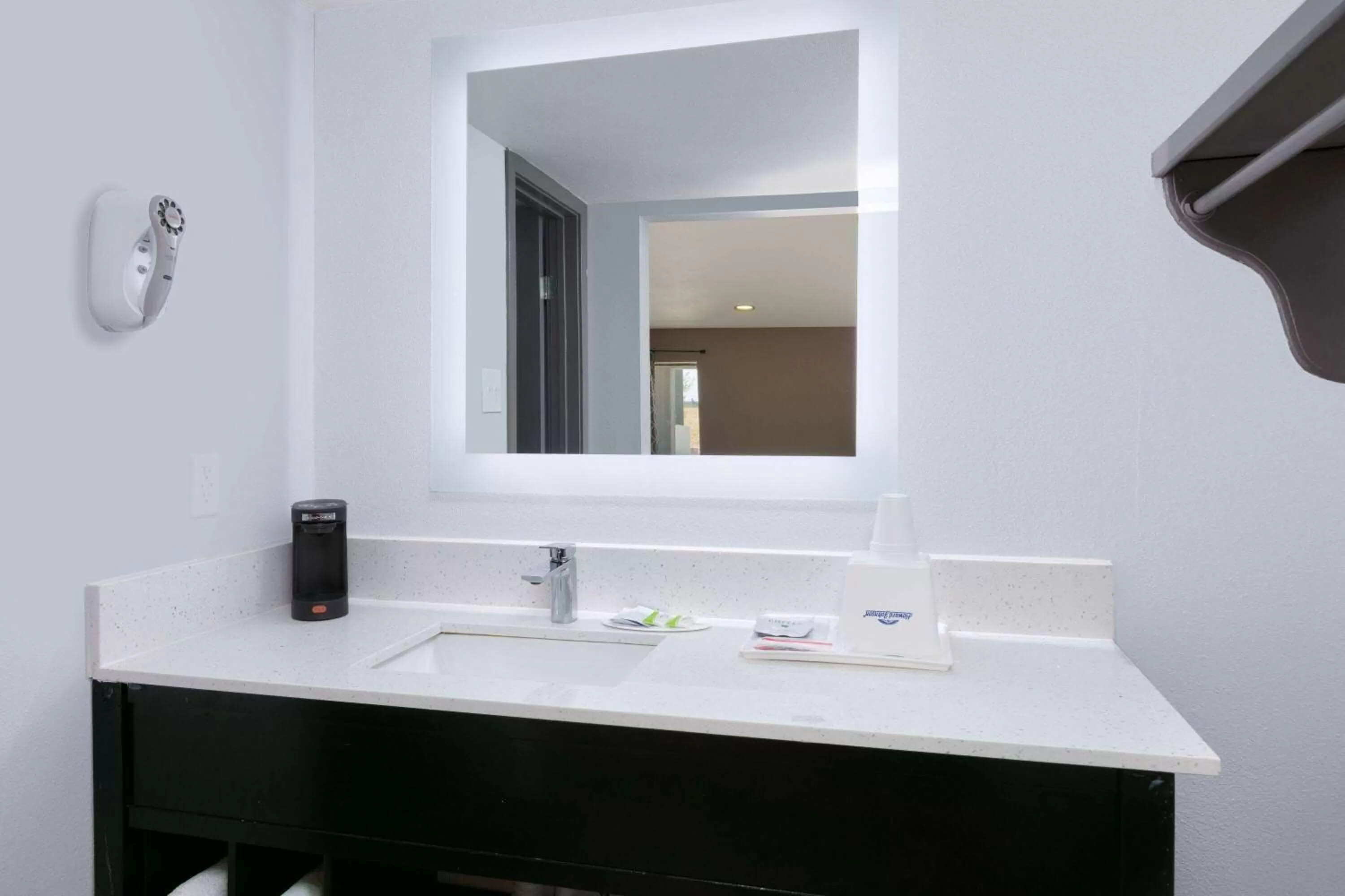 TV and multimedia in Howard Johnson by Wyndham San Marcos