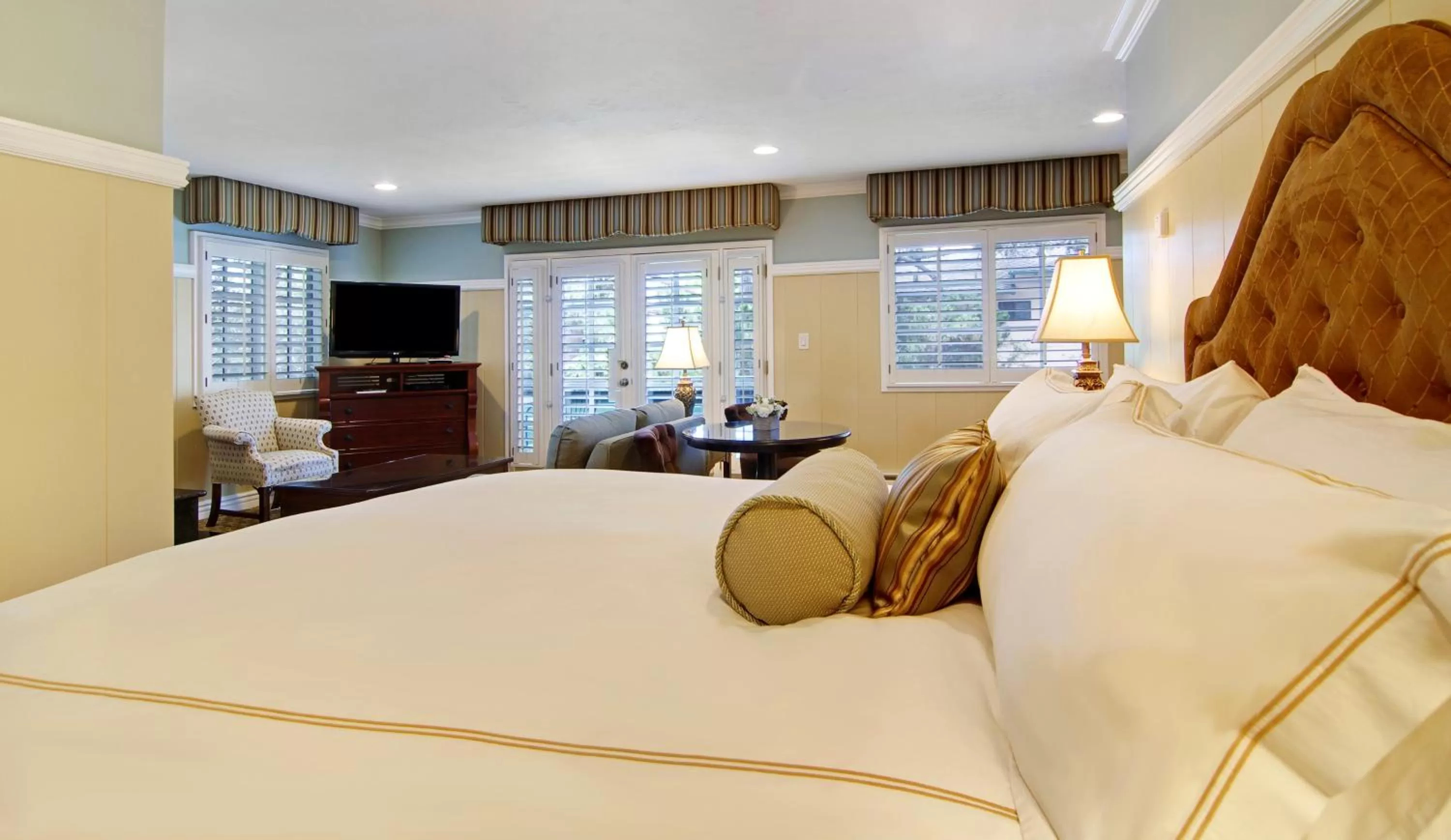 Seating area, Bed in Wayside Inn