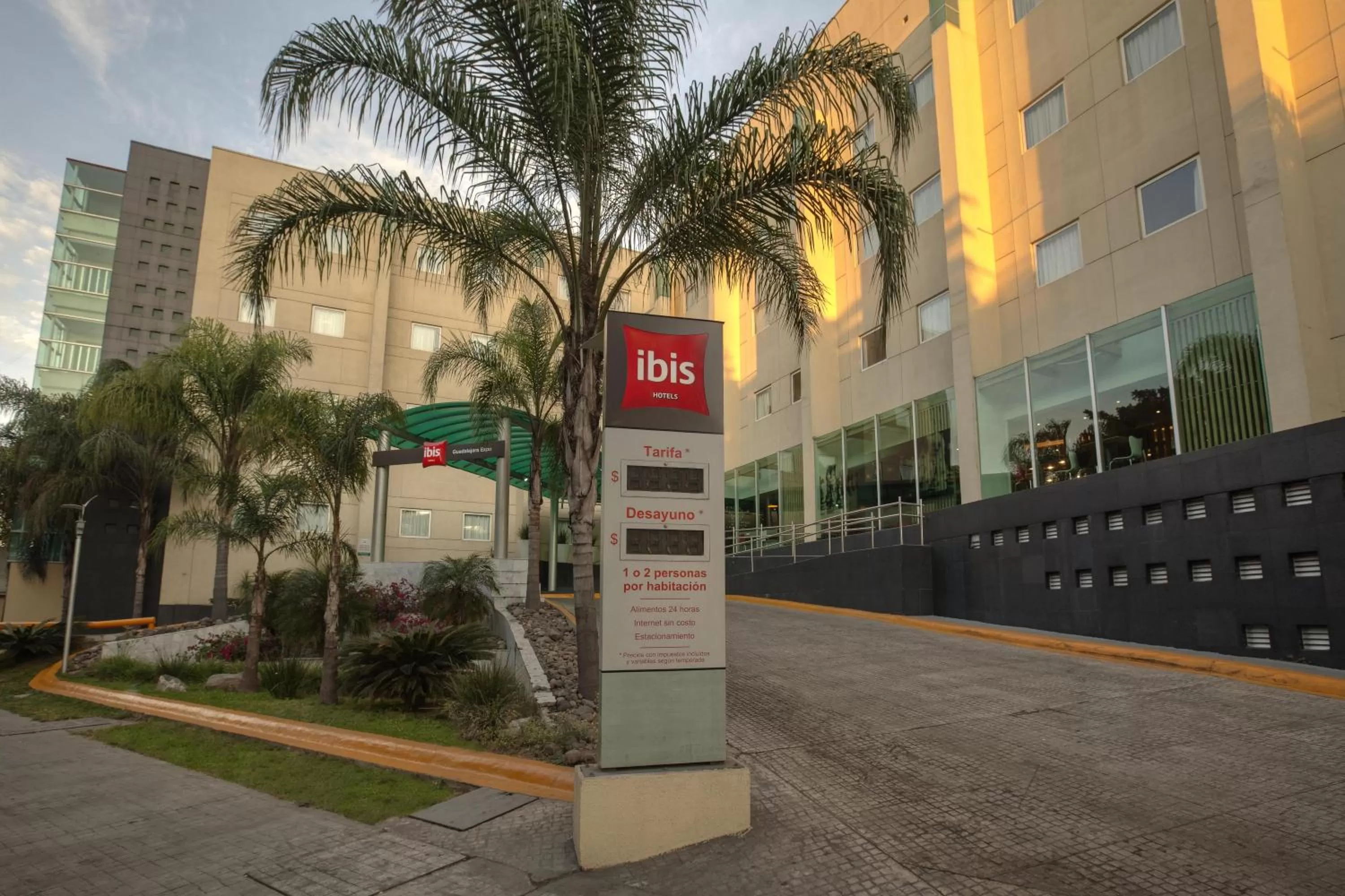 Facade/entrance in Ibis Guadalajara Expo