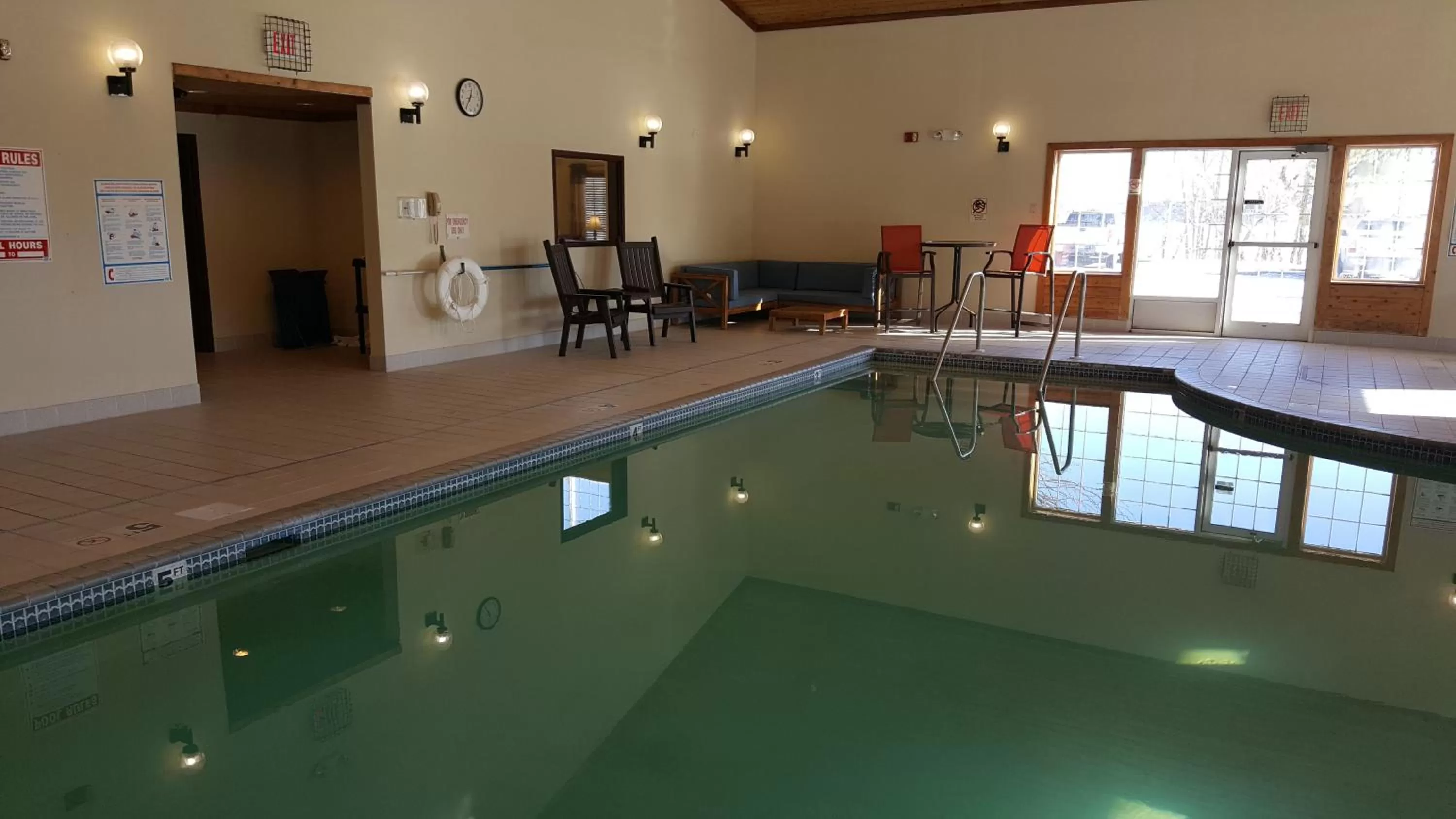 Swimming pool in Country Inn Walker