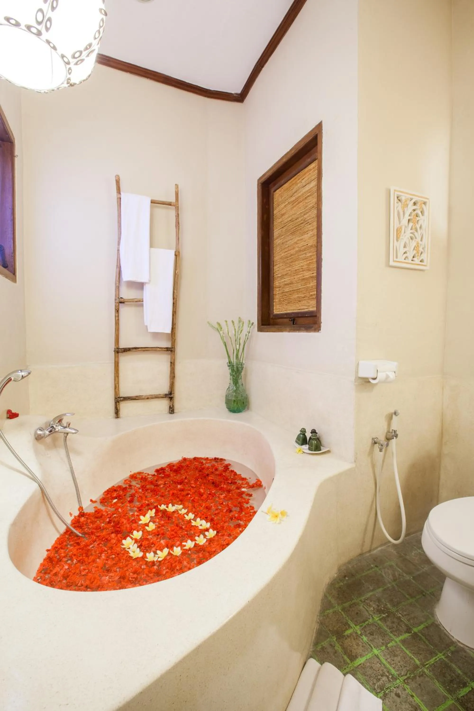 Shower in Junjungan Ubud Hotel and Spa