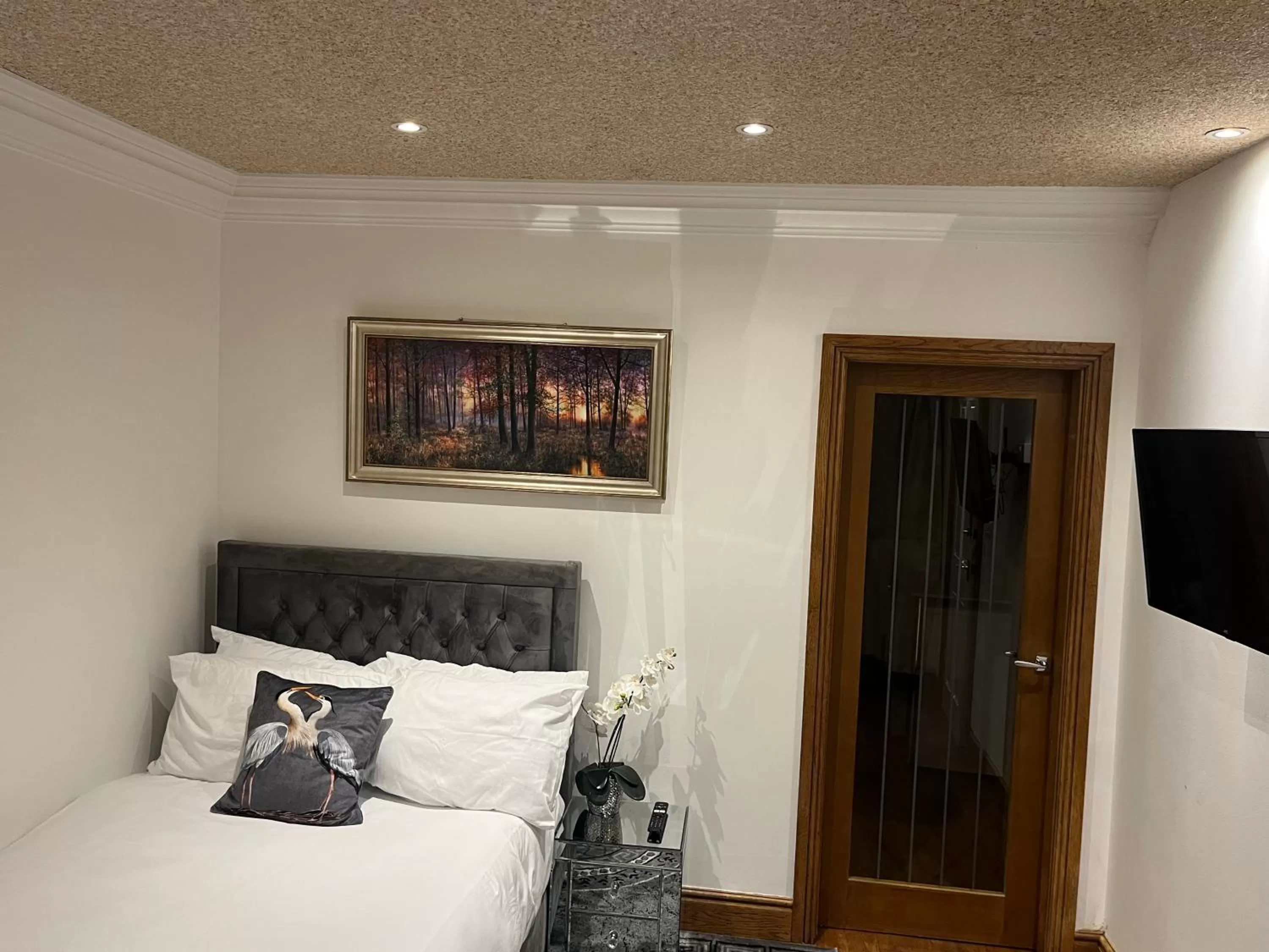 Bed in TJ Homes - Luxury Studio Suite with Garden View - Next to tube station London