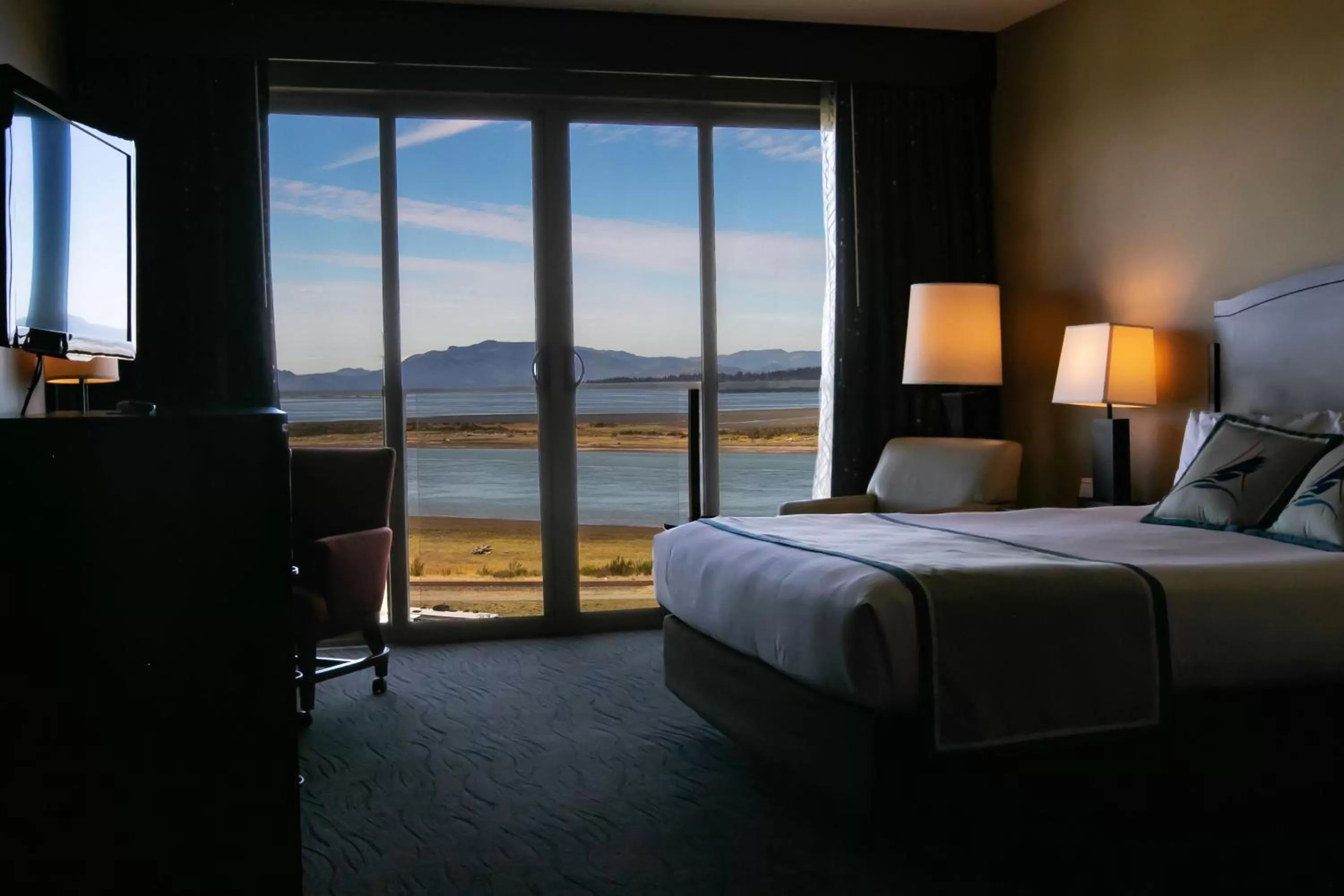 Bedroom, Bed in Swinomish Casino & Lodge