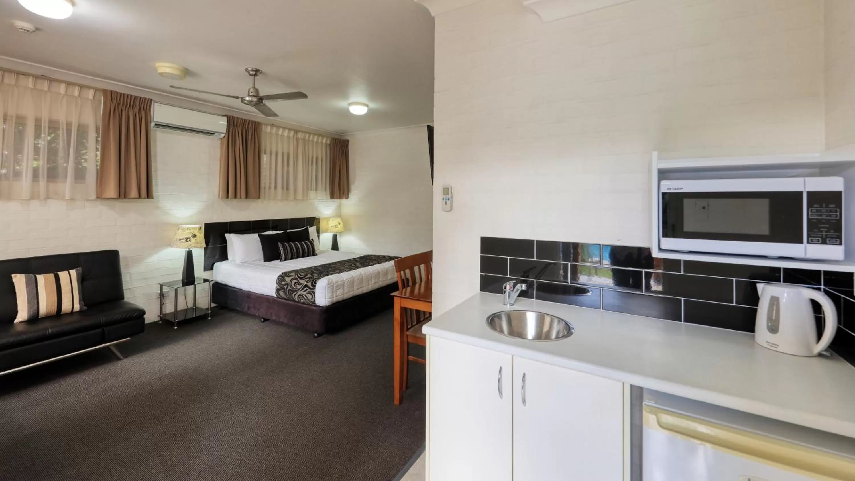 Photo of the whole room, Bed in Heritage River Motor Inn