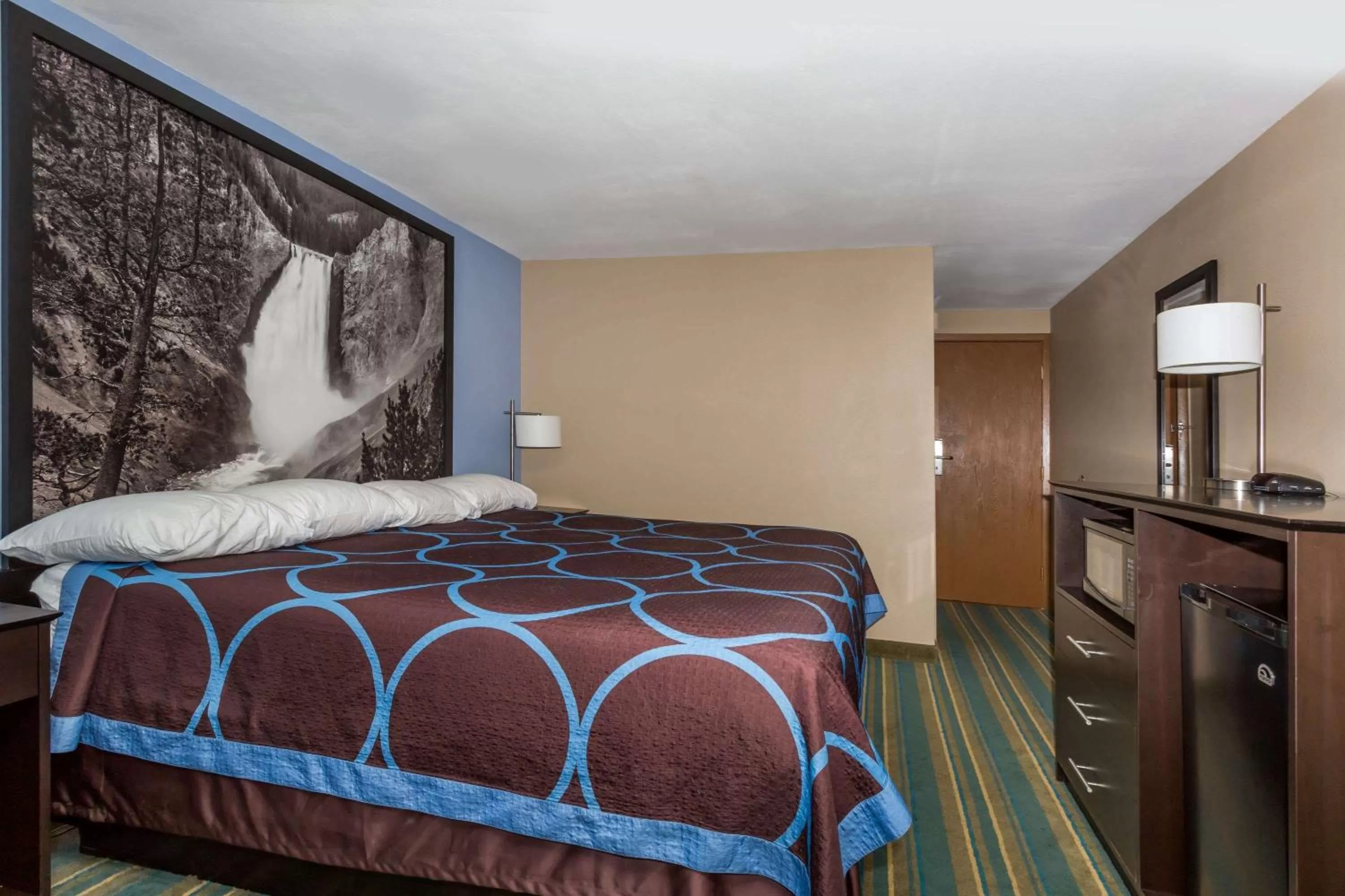 Photo of the whole room, Bed in Super 8 by Wyndham Douglas