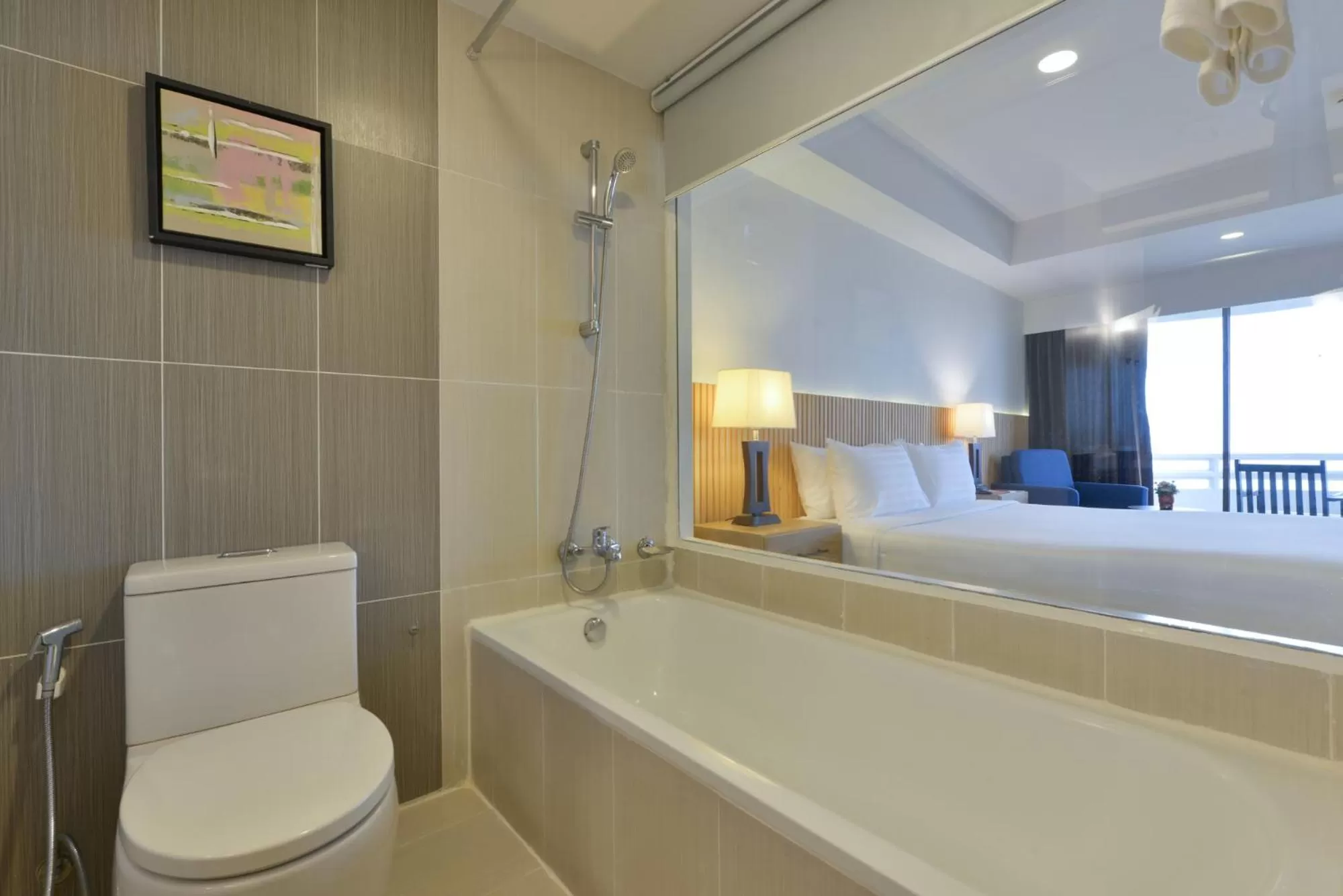 Bathroom, Bed in D Varee Jomtien Beach, Pattaya