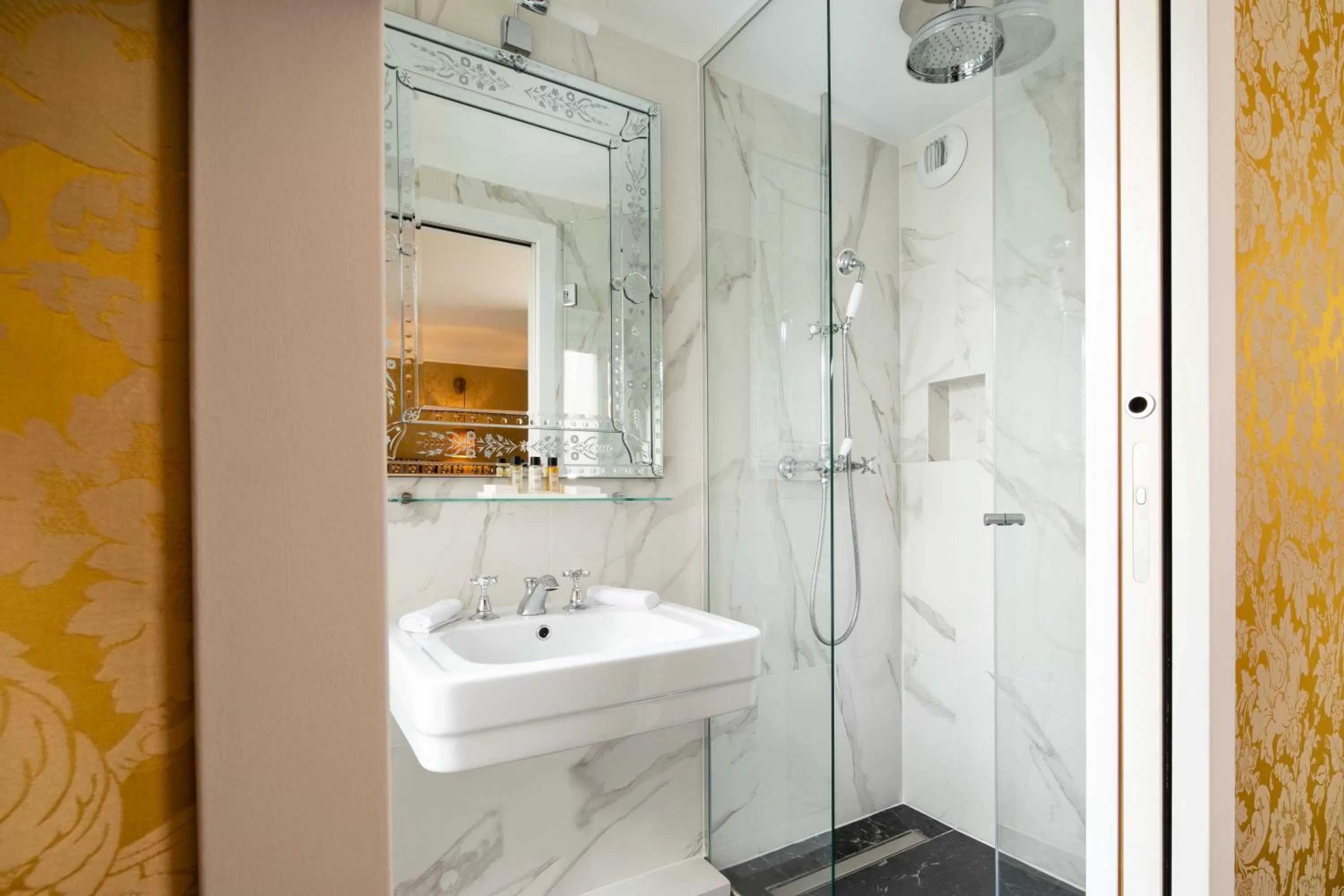 Shower in Odeon Hotel