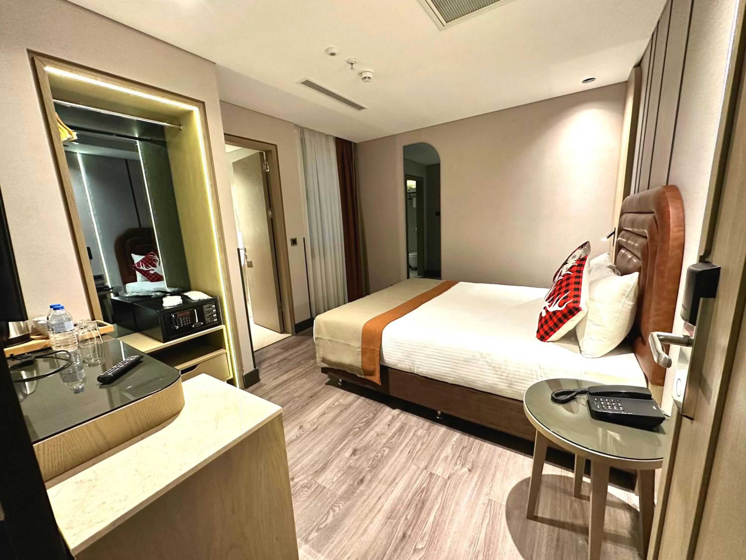 Photo of the whole room, Bed in Edition Old City Hotel