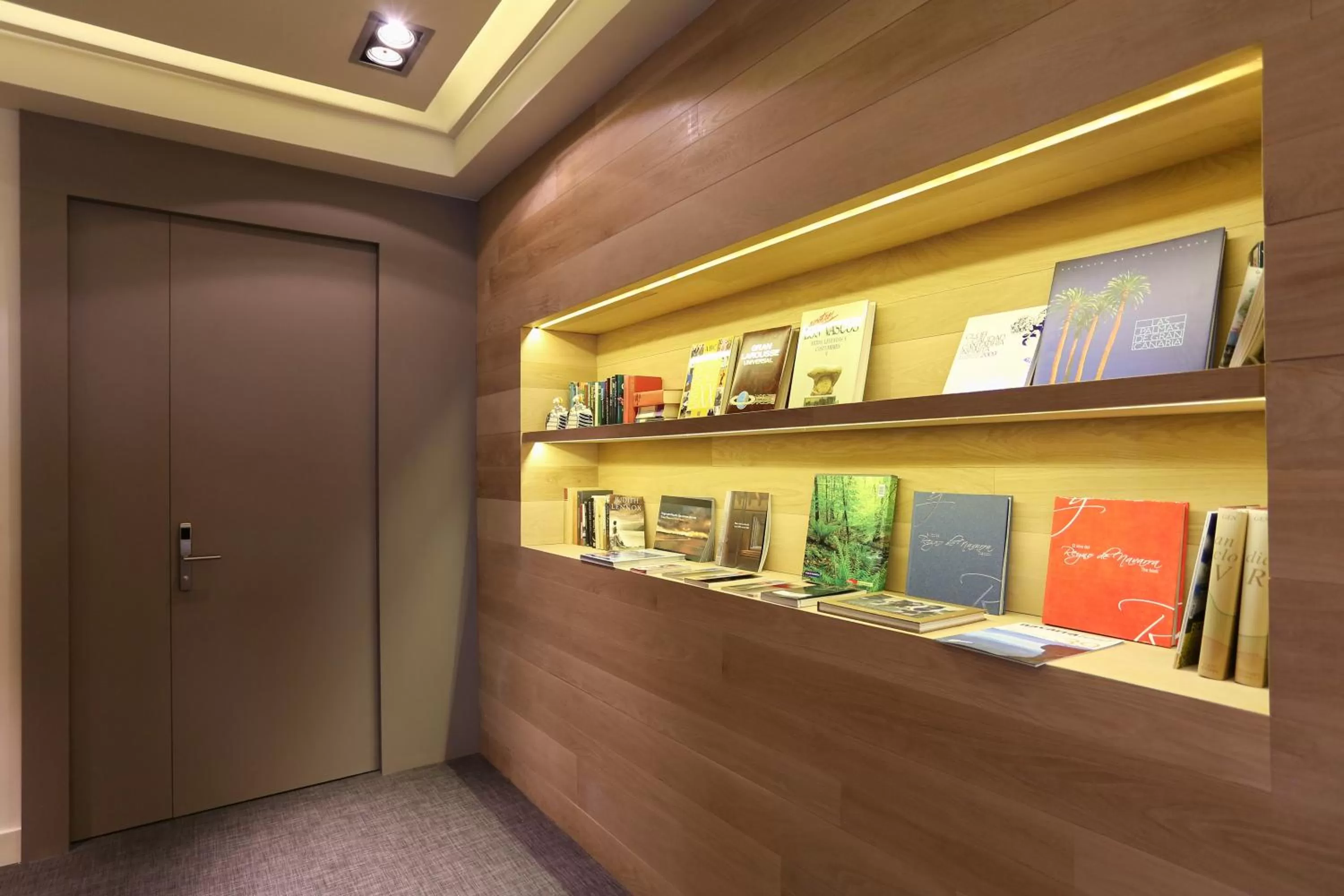 Communal lounge/ TV room in Habitus Hotel Leyre