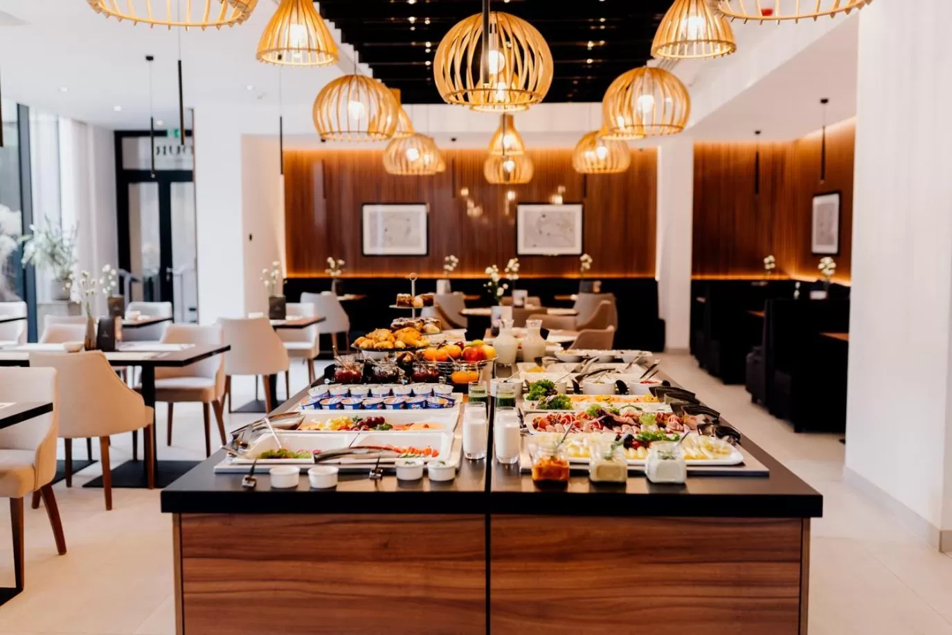 Restaurant/places to eat in Grand Ascot Hotel