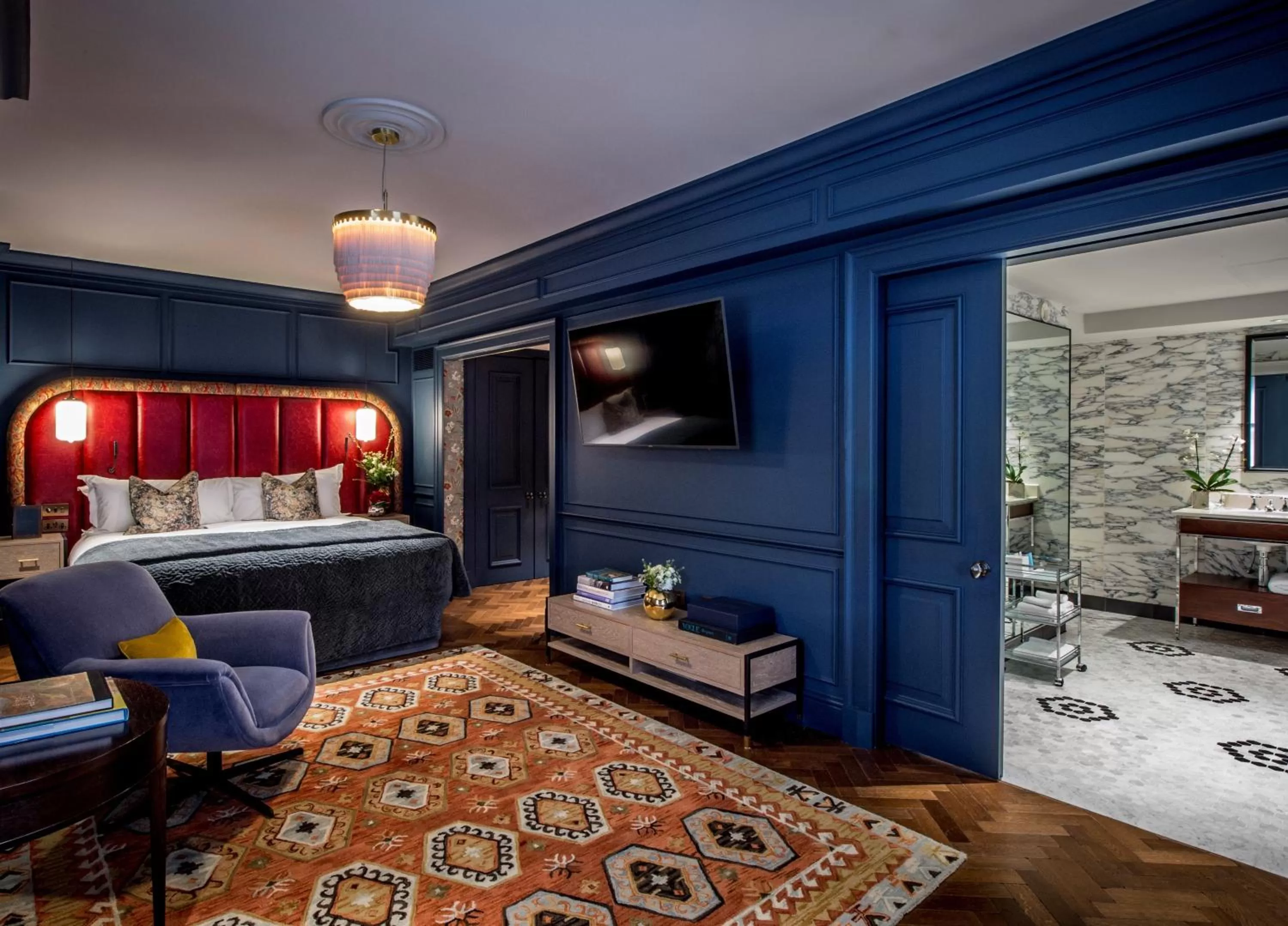 Photo of the whole room, Bed in The Bloomsbury Hotel