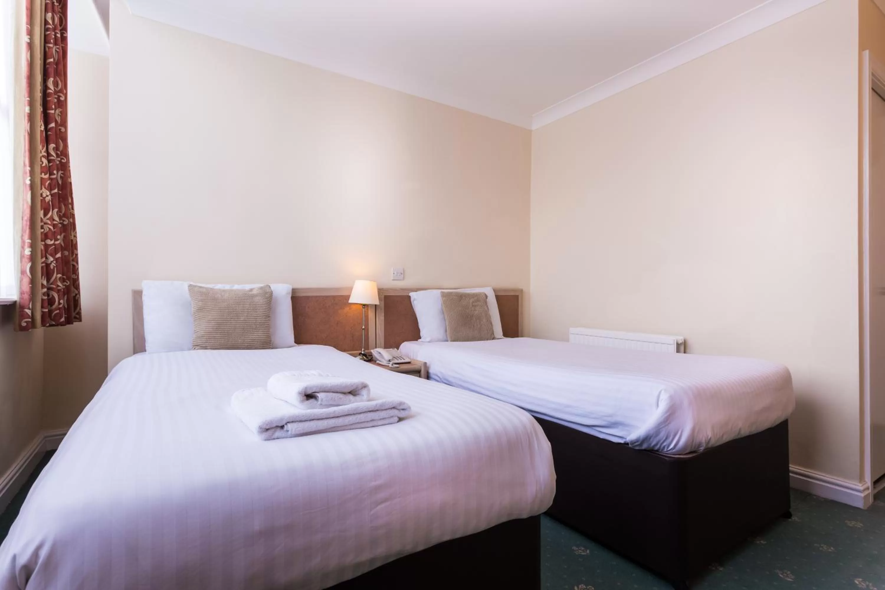 Photo of the whole room, Bed in The Gardens Hotel