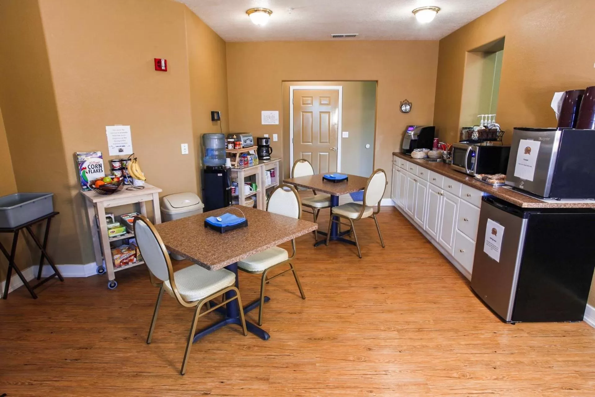 Communal kitchen in Hotel Cathlamet
