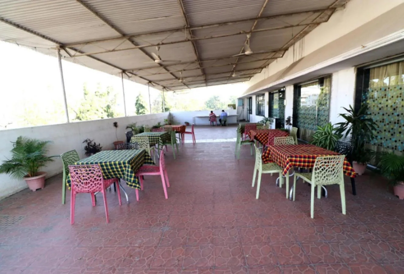 Restaurant/places to eat in Hotel Girnar