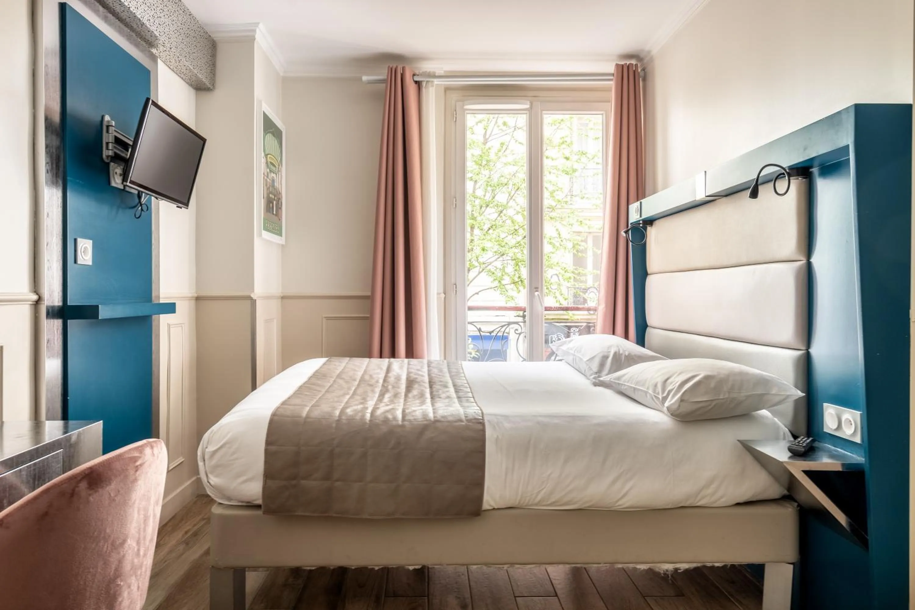 Bed in District Republique