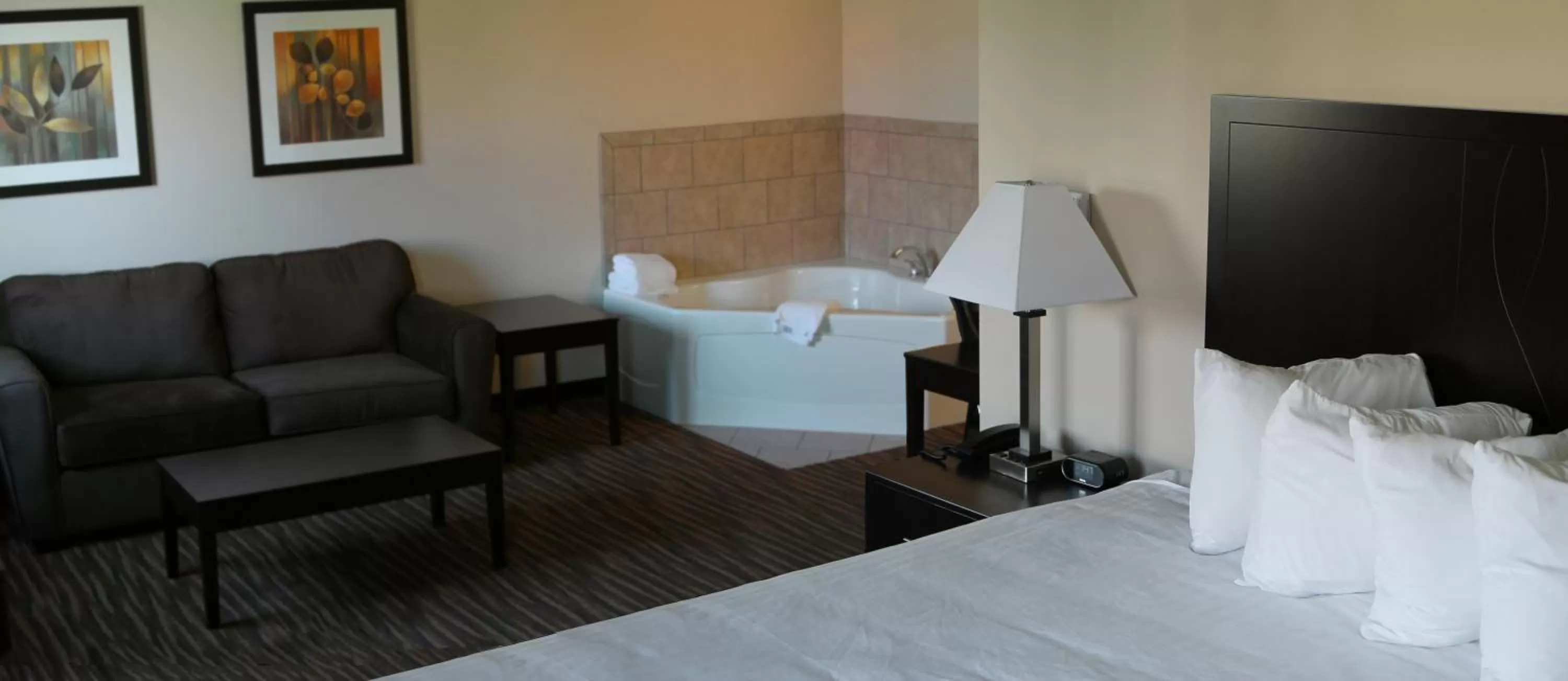 Living room, Bed in Cobblestone Inn & Suites Fort Madison