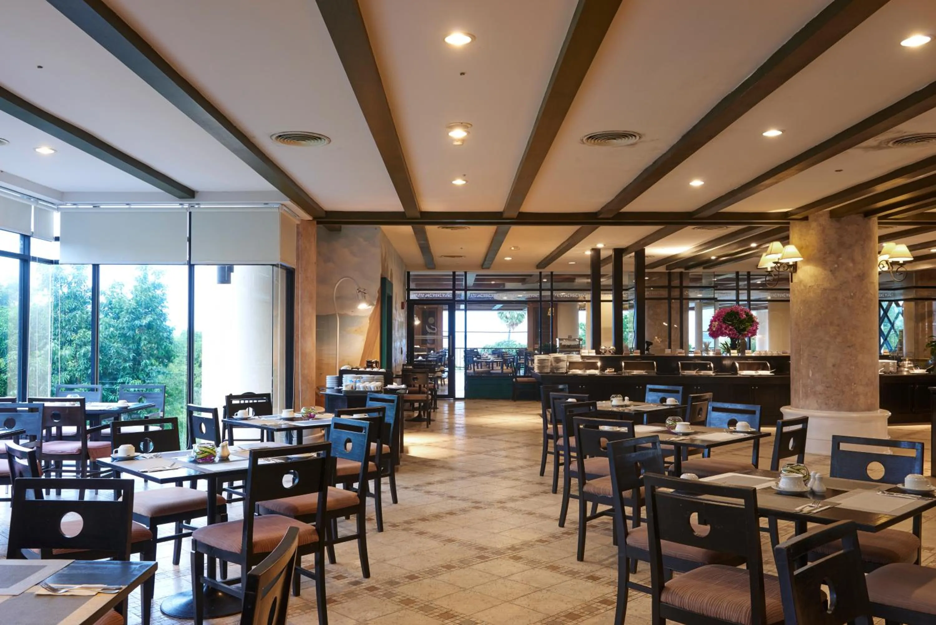 Restaurant/places to eat in Long Beach Garden Hotel & Pavilions