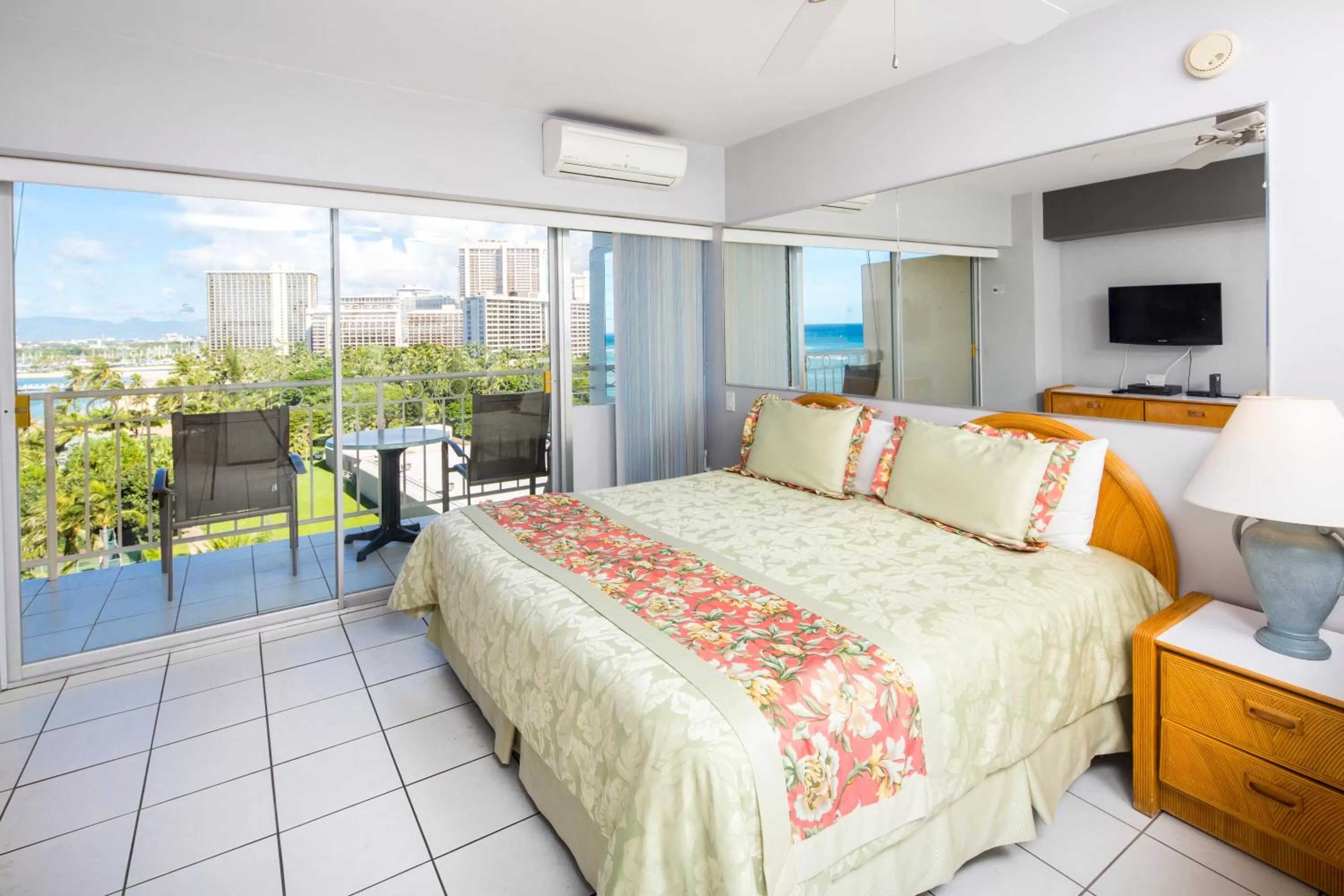 Bedroom, Bed in Castle Waikīkī Shore