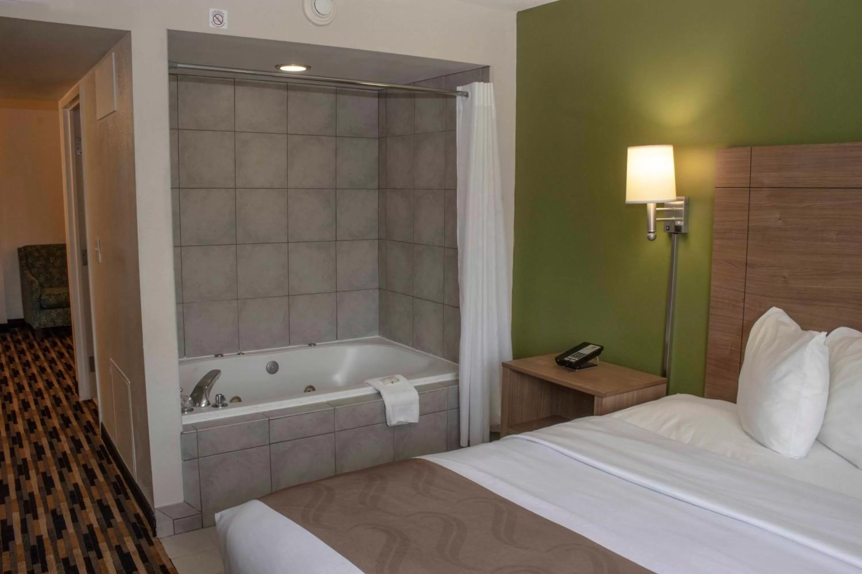 Bath, Bed in Quality Suites Lake Wright - Norfolk Airport