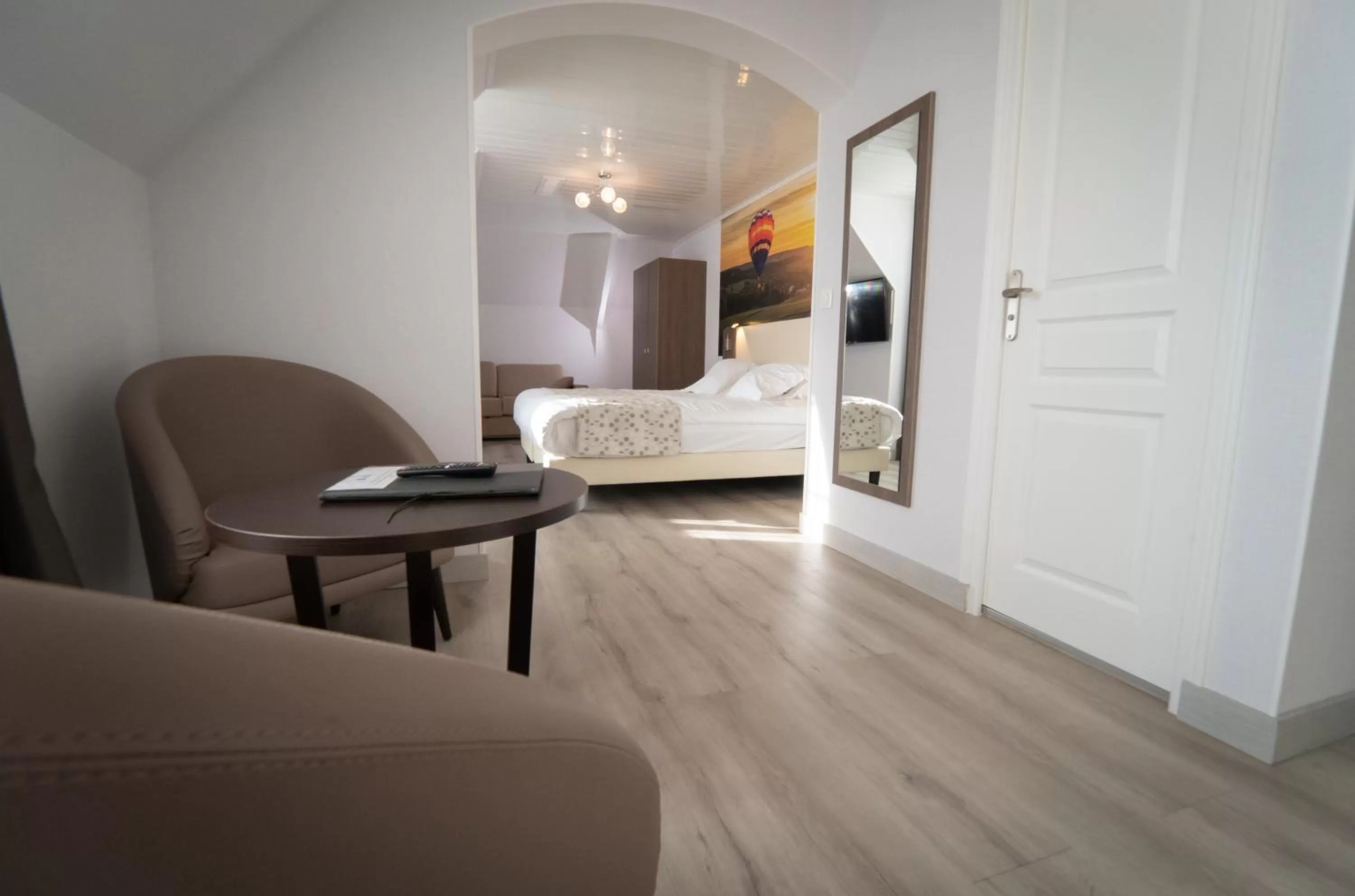 TV and multimedia in Best Western Hotel Ile de France