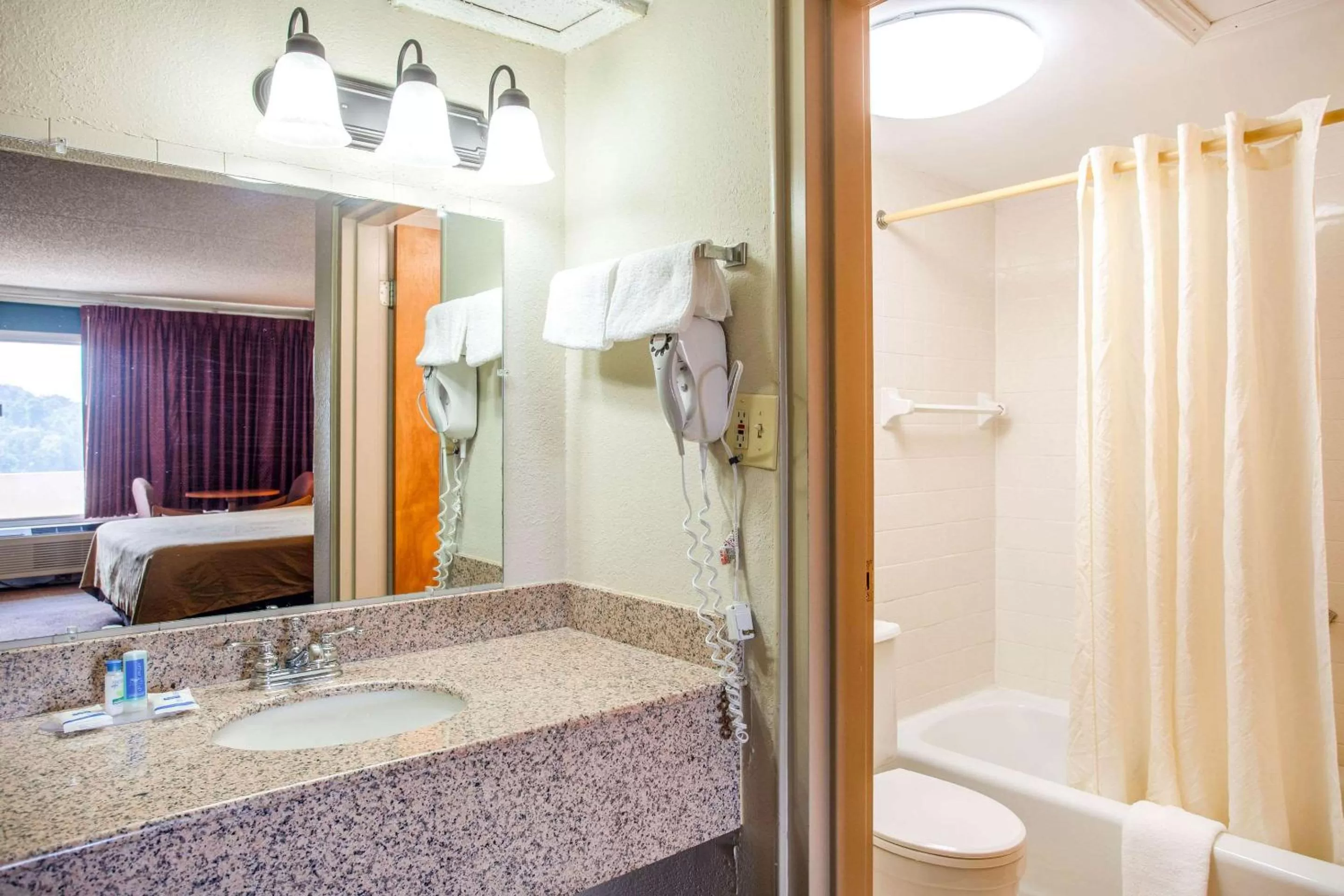 Bathroom in Rodeway Inn Renfro Valley