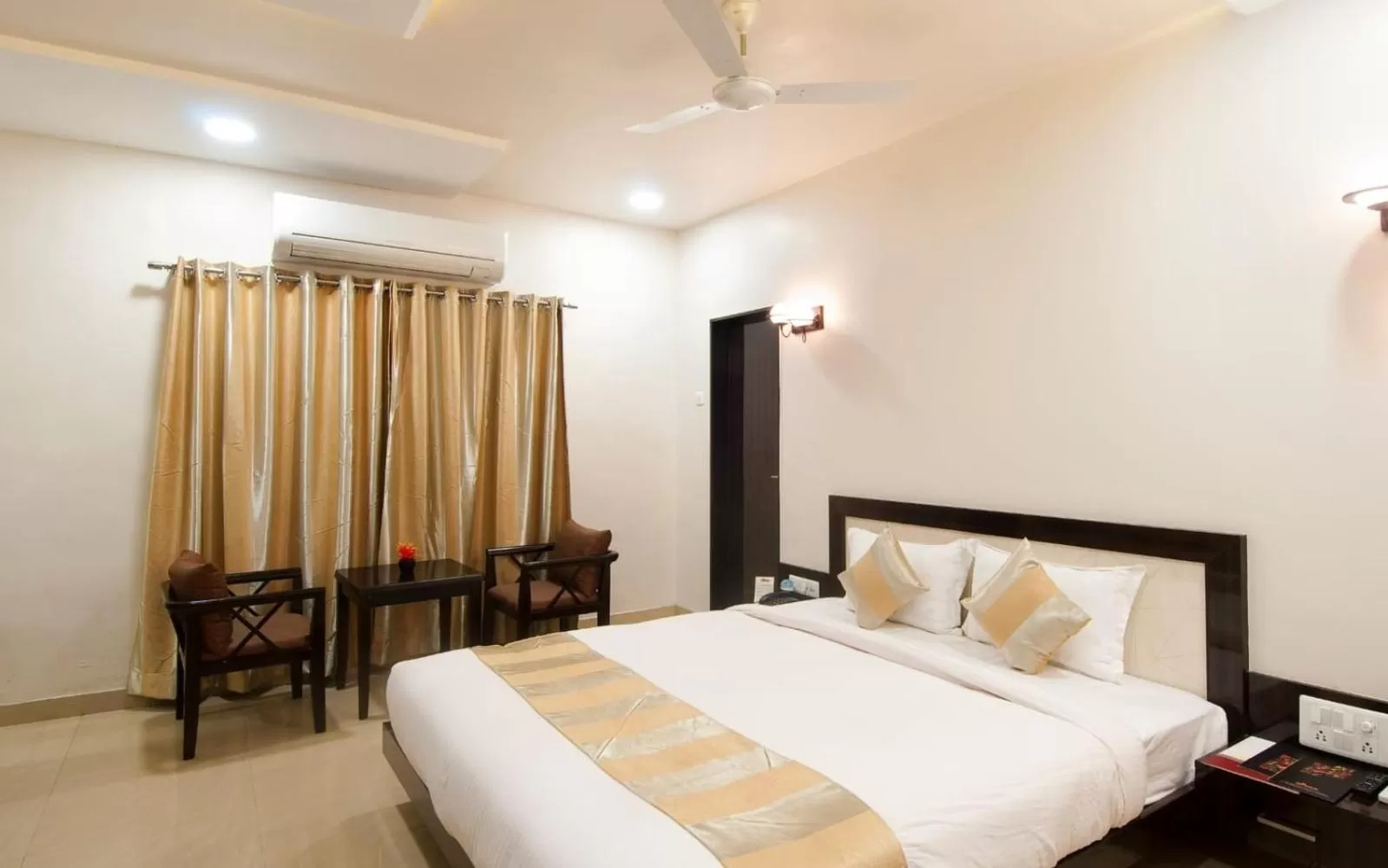 Photo of the whole room in Hotel The Sudesh