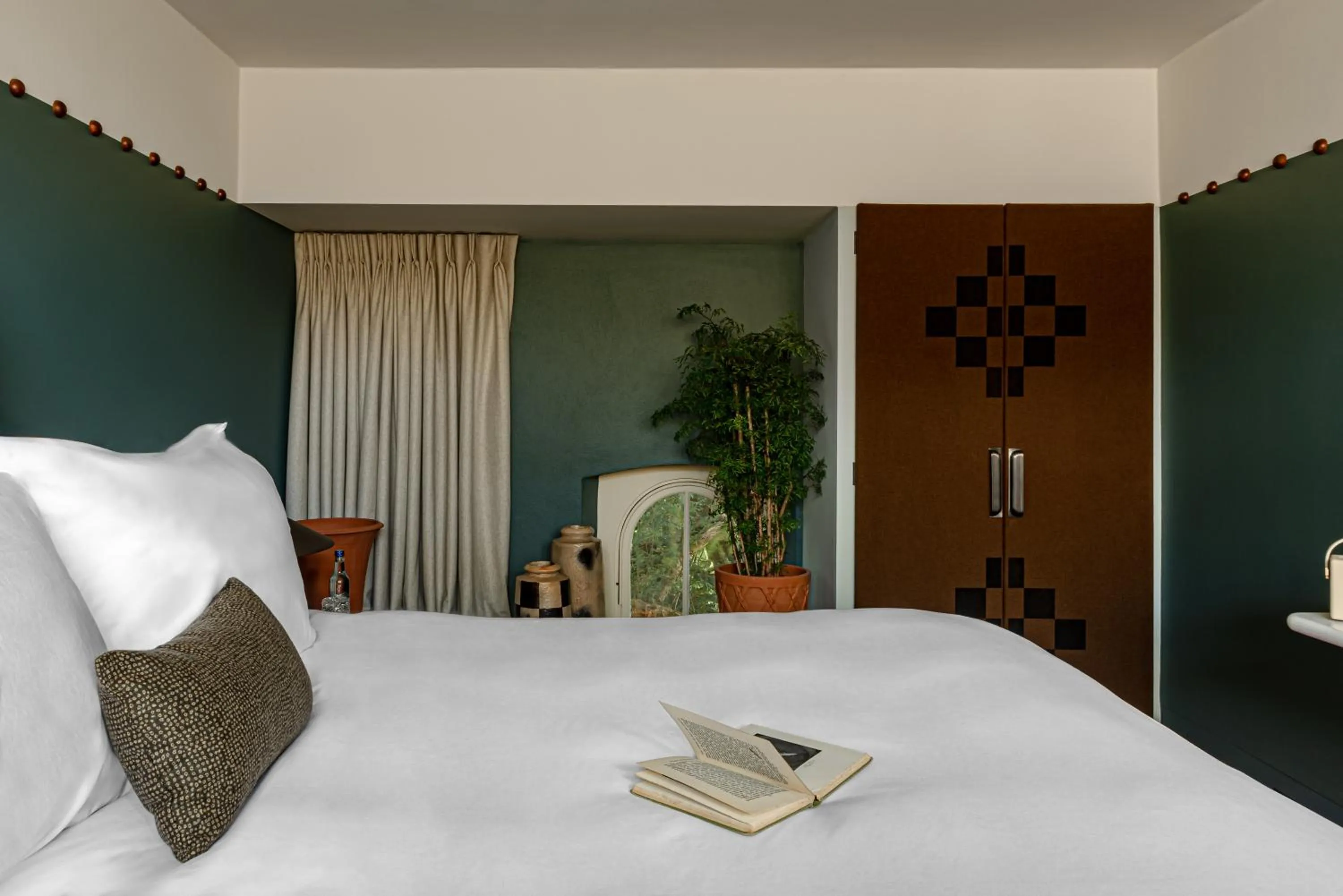 Bedroom, Bed in Cowley Manor Experimental