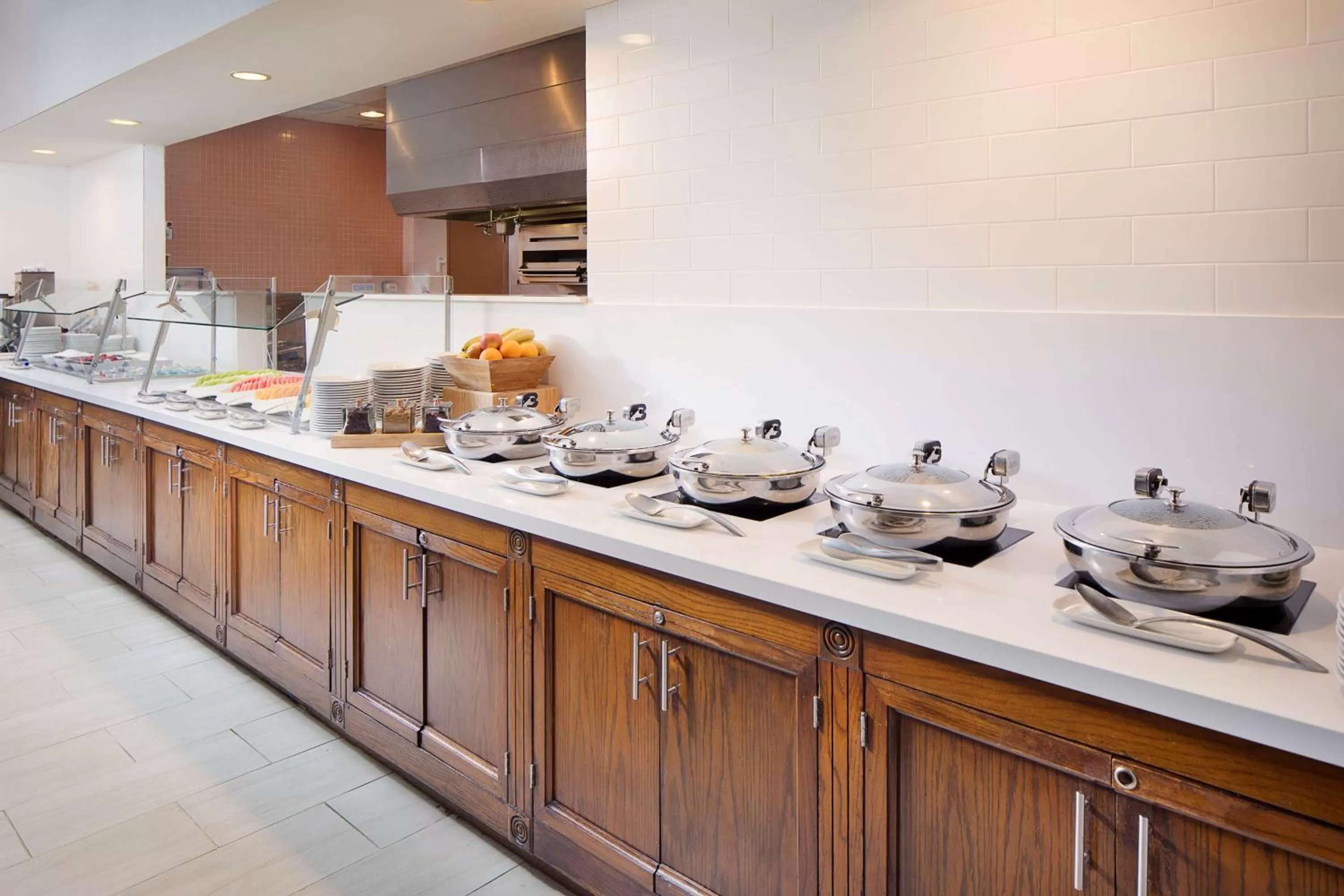 Dining area in DoubleTree by Hilton Los Angeles/Commerce