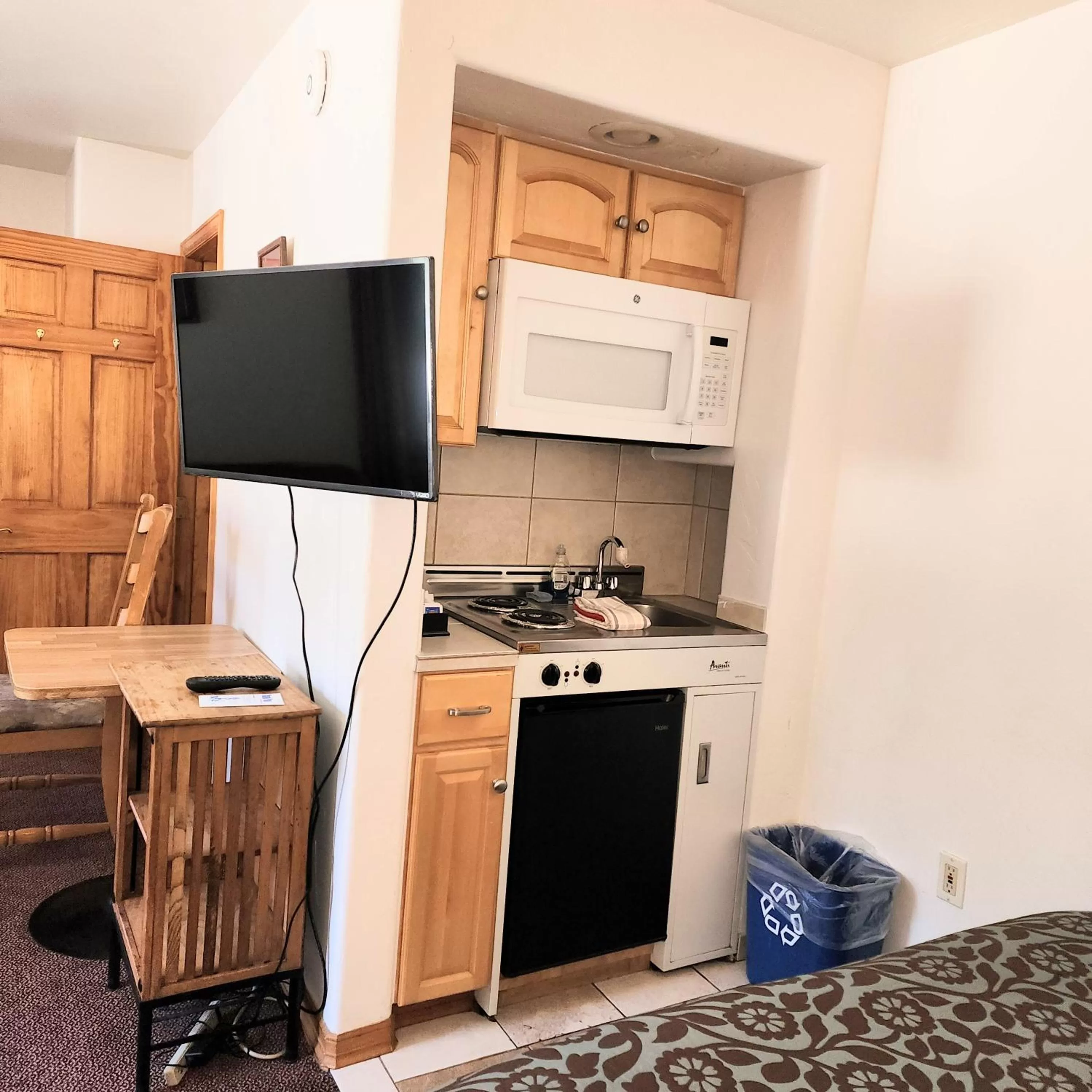 Kitchen or kitchenette in Canyon Motel near Rocky Mountain National Park