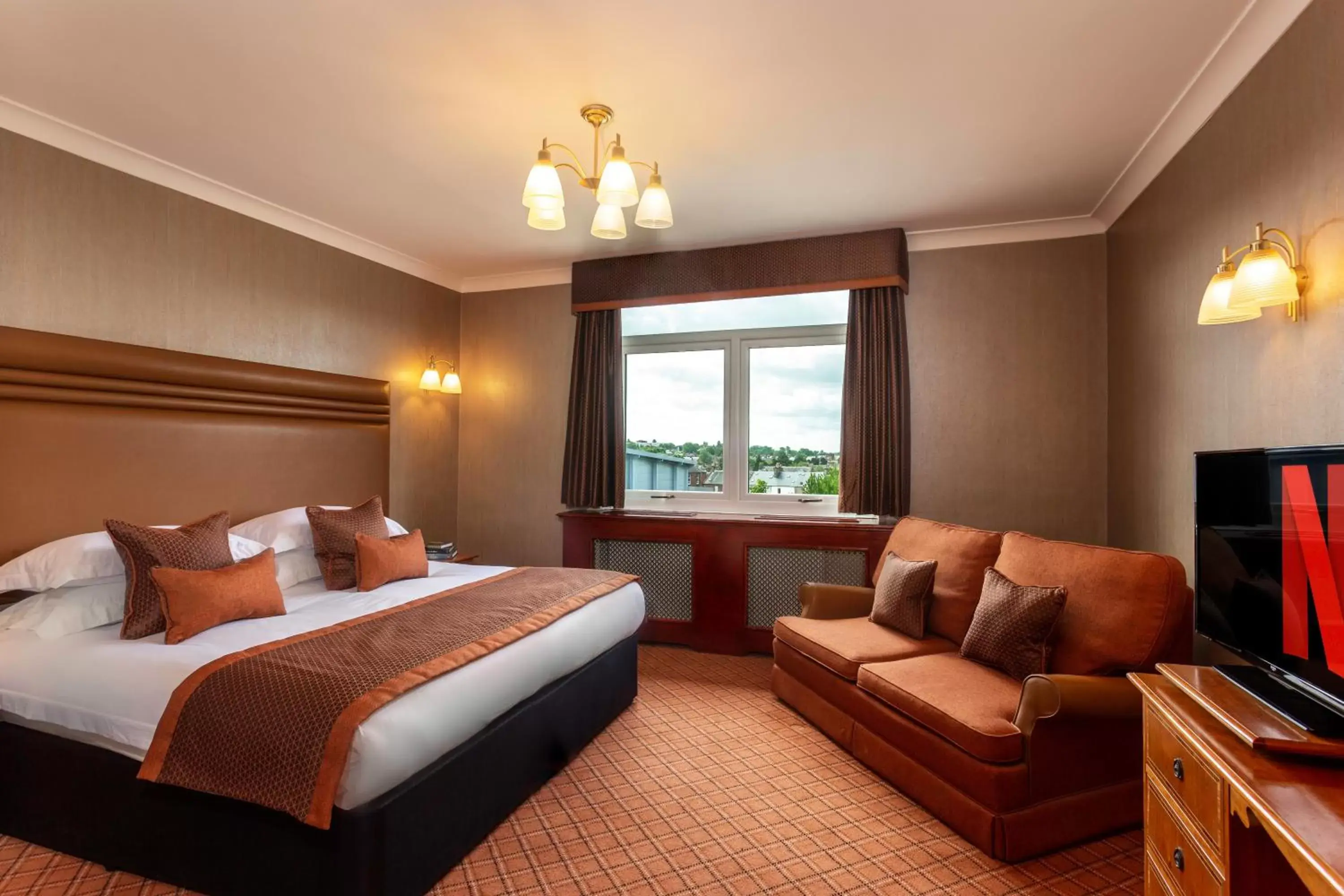 Deluxe Double or Twin Room with Spa Bath in Cairndale Hotel And Leisure Club Deluxe Double or Twin Room with Spa Bath in Cairndale Hotel And Leisure Club