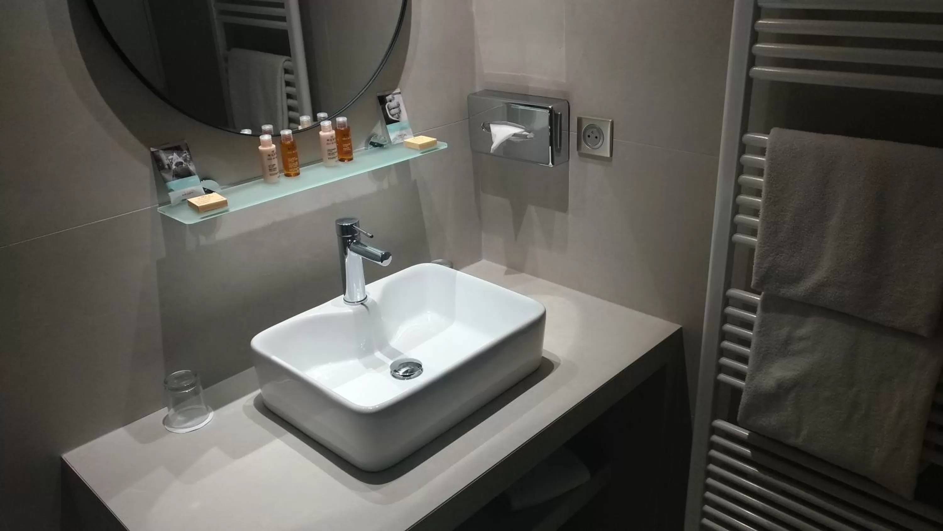 Shower in Mercure Villeneuve Loubet Plage