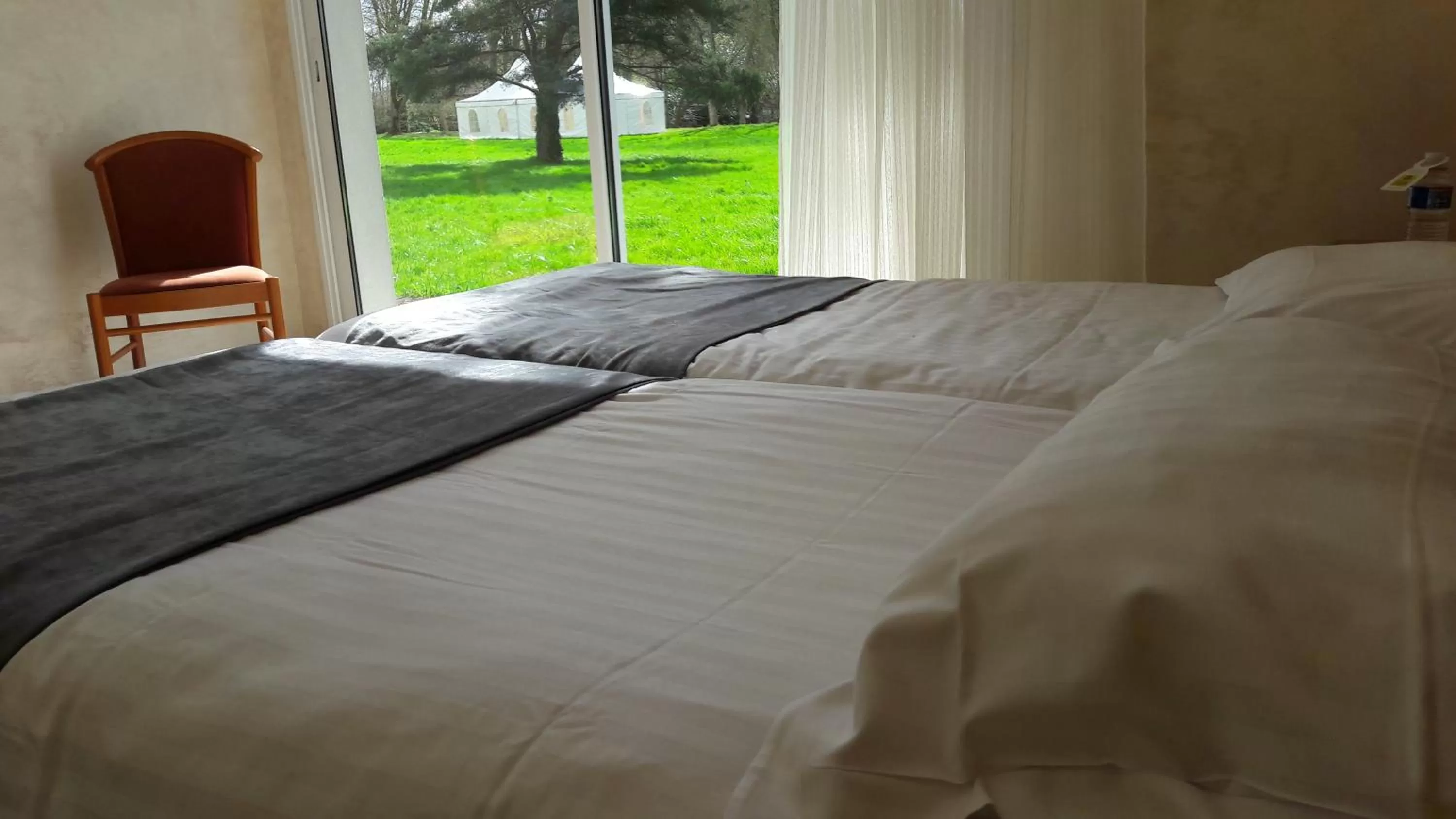 Bed in Logis - Hostellerie Le Chatel Nangis