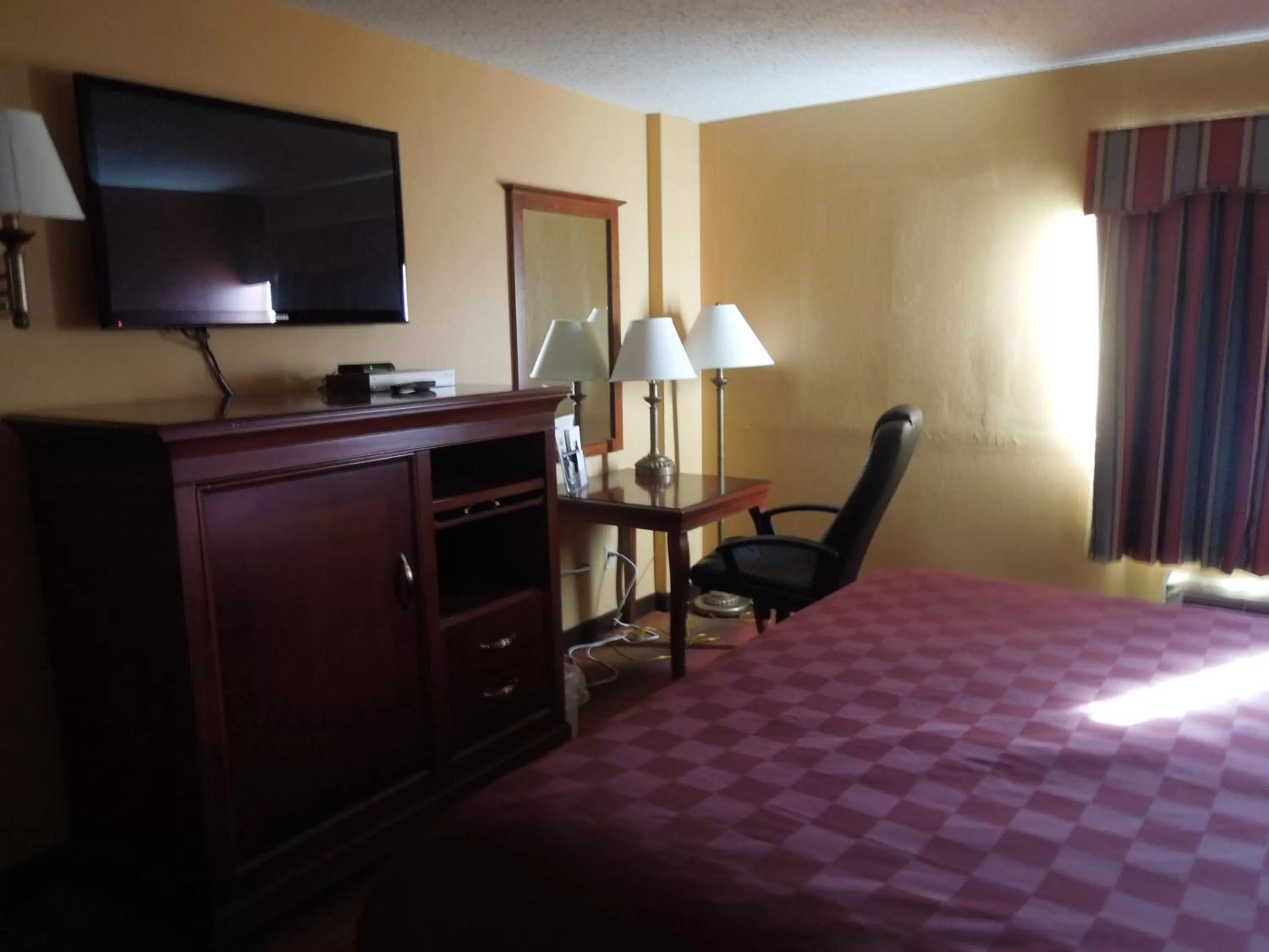 Photo of the whole room, Bed in Ramada by Wyndham East Orange