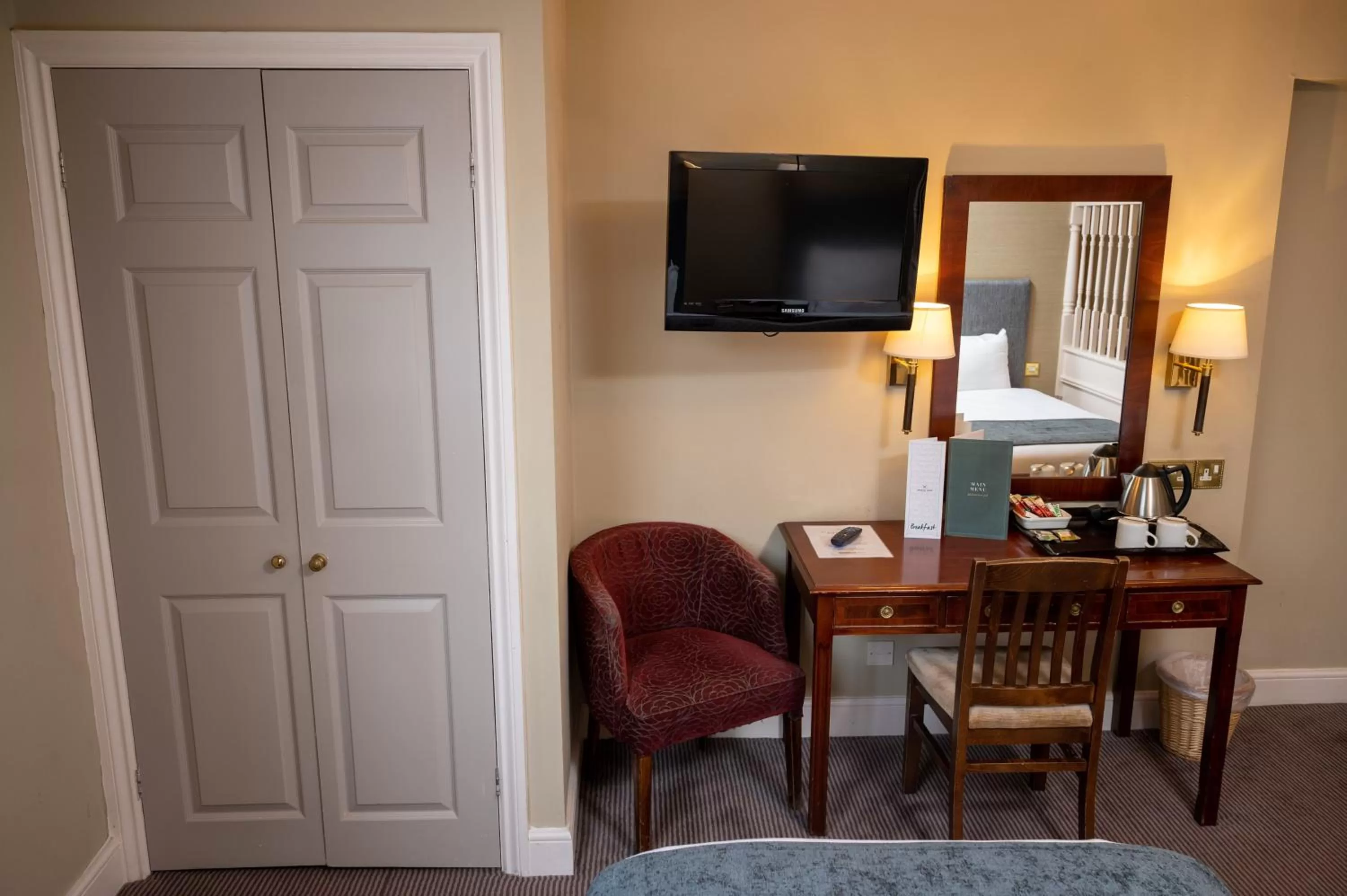 Coffee/tea facilities in Castle and Ball by Greene King Inns