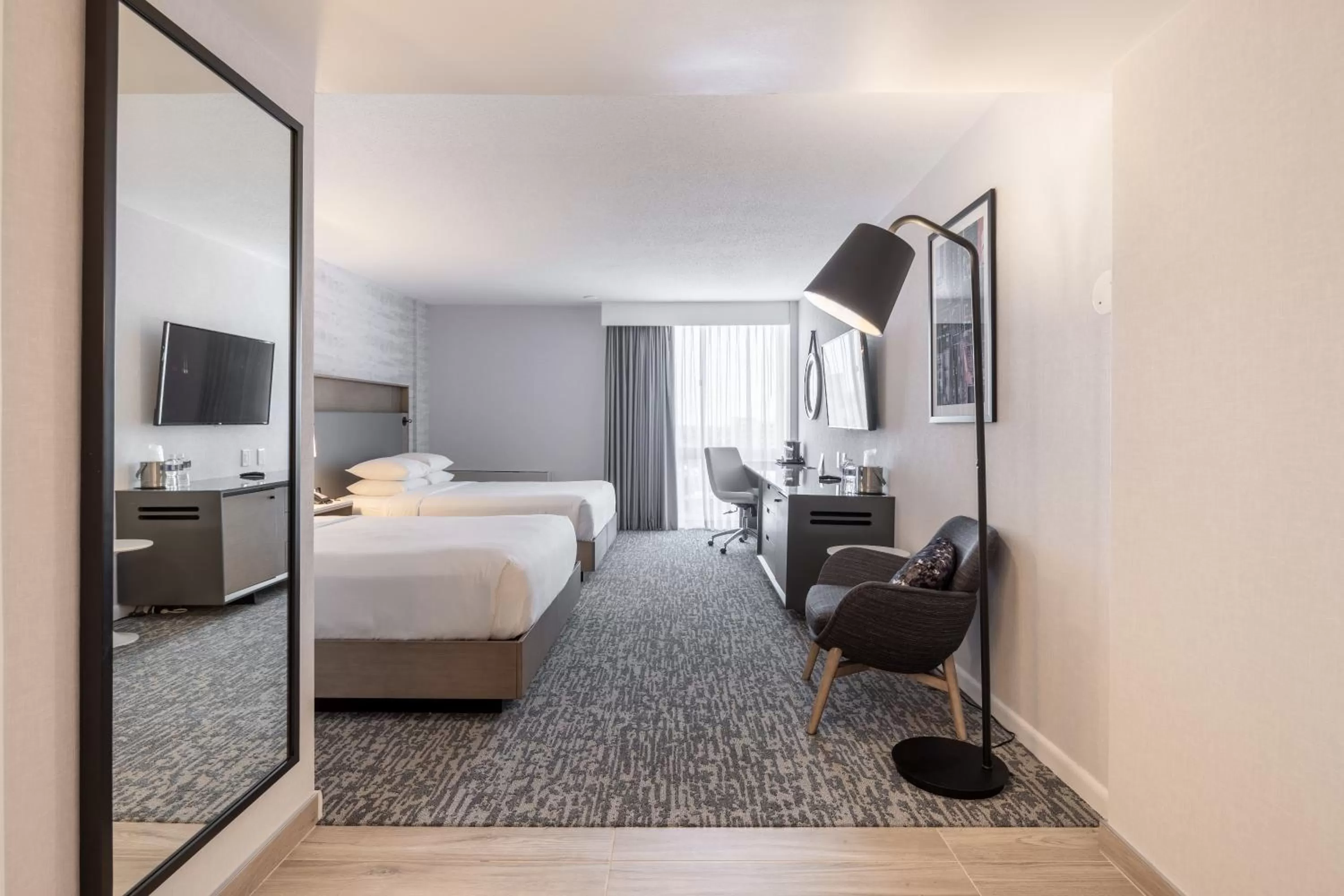 Photo of the whole room, Bed in DoubleTree by Hilton New York JFK Airport