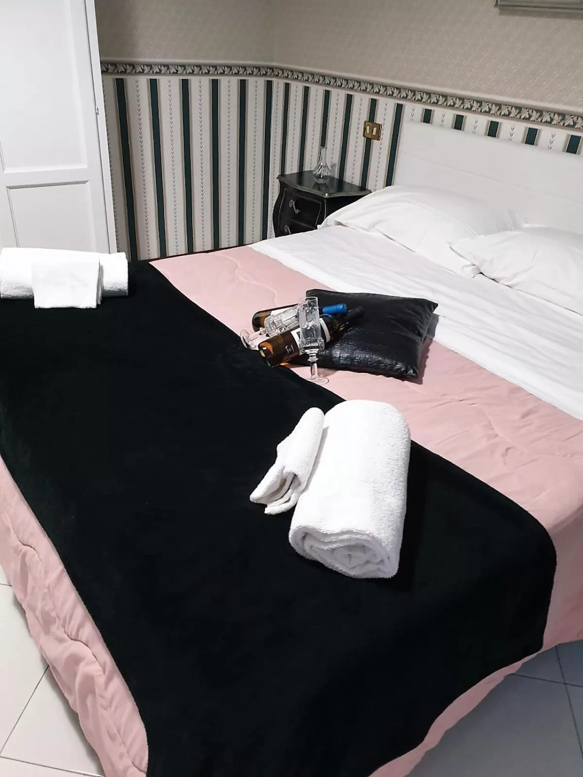 Photo of the whole room, Bed in Alba central City