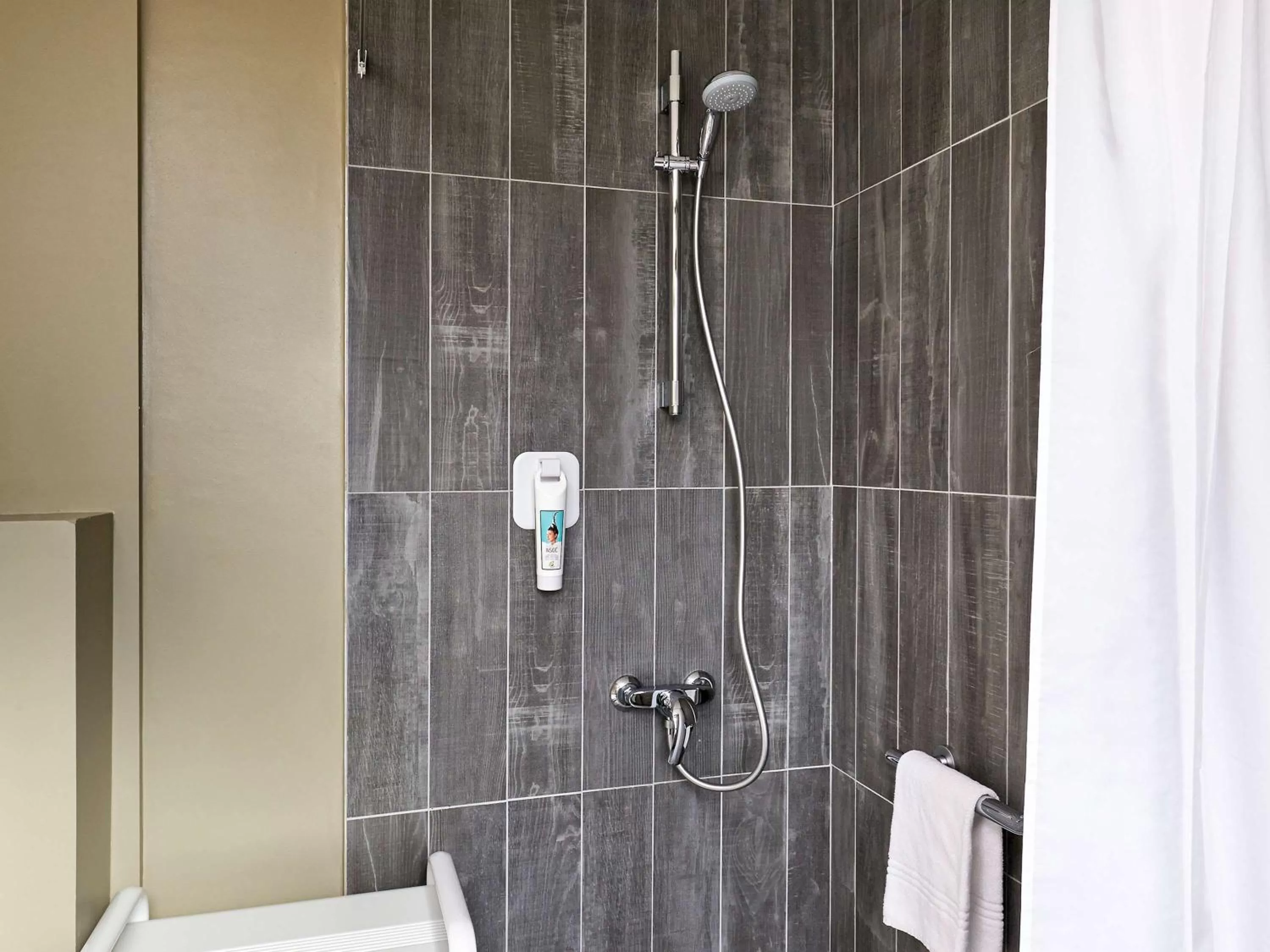 Photo of the whole room in ibis Marne La Vallee Champs-sur-Marne