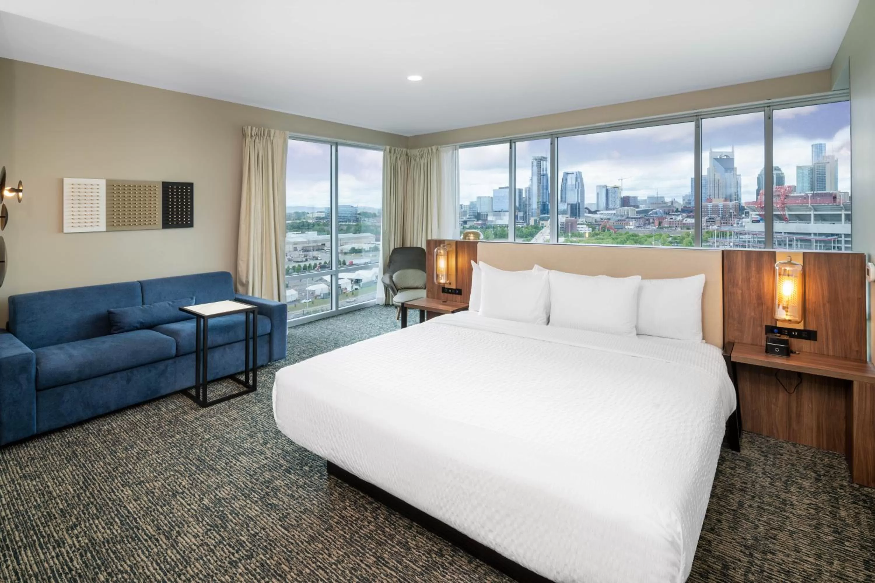 City view, Bed in La Quinta Inn & Suites by Wyndham Nashville Downtown Stadium