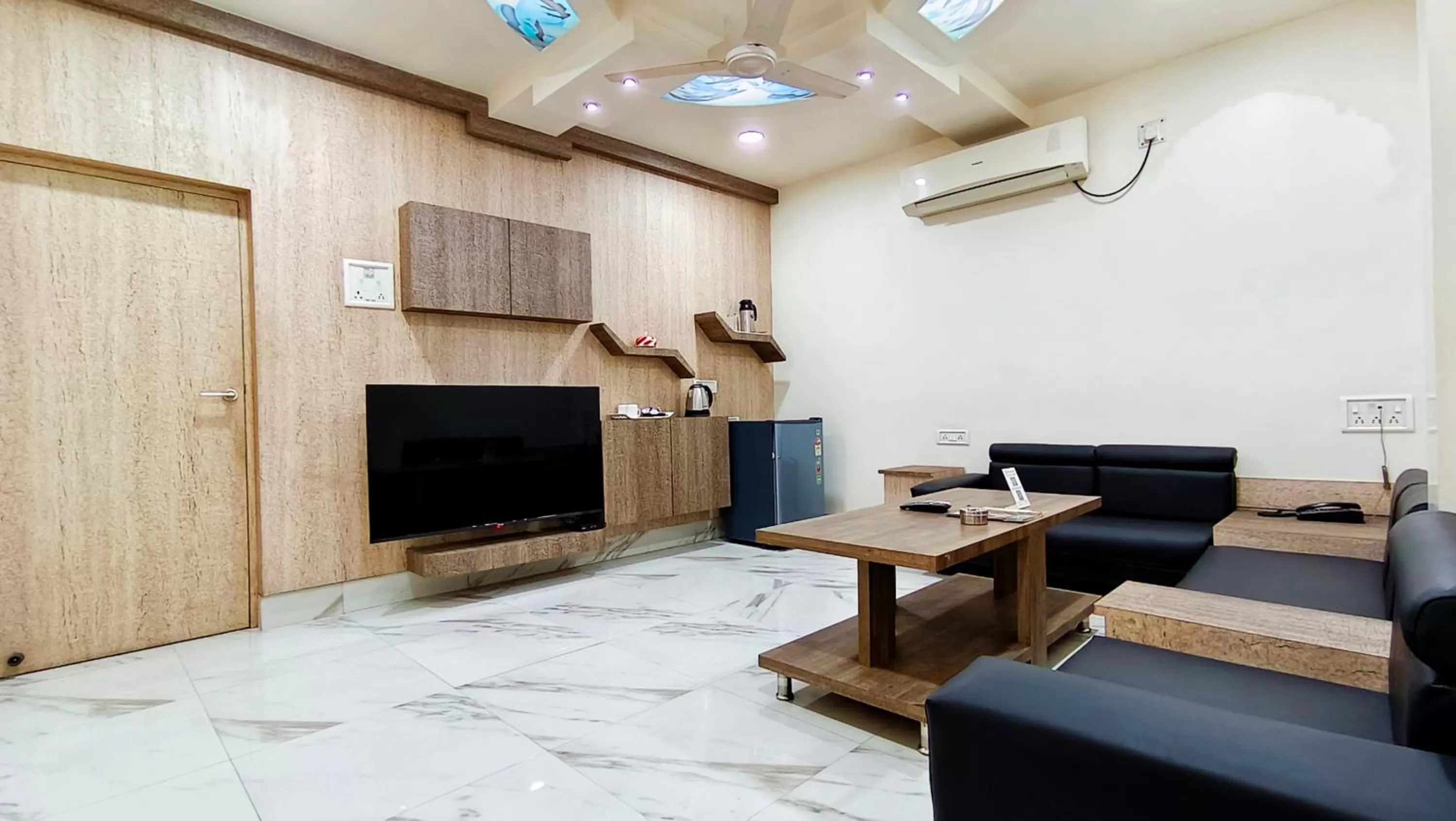 TV and multimedia, TV/Entertainment Center in Hotel Samrat